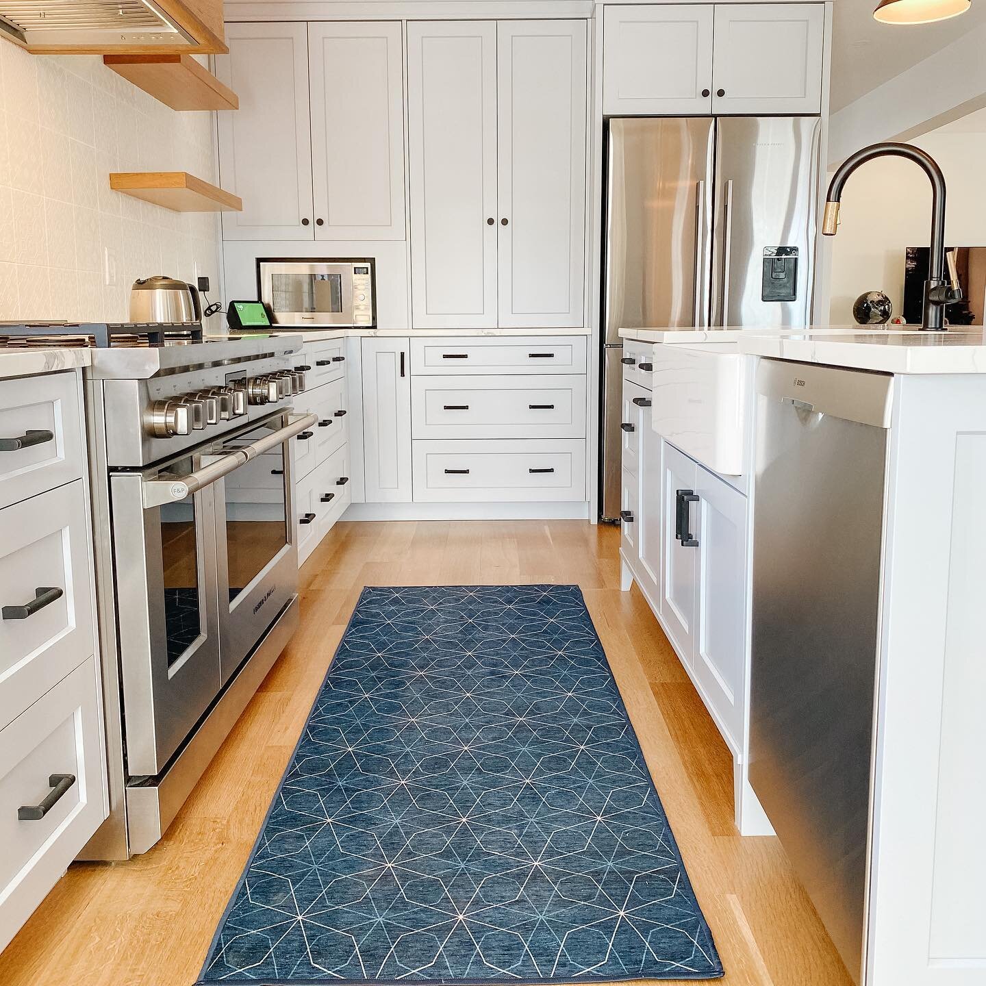 Pretty in blue! #kitchenrenovation #kitchendesign #guelphsmallbusiness #rangehood