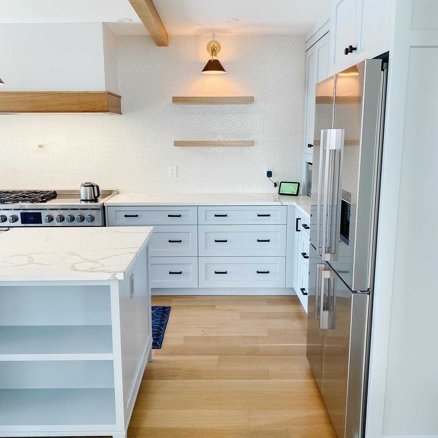 Happy Saturday! Here&rsquo;s one more look at this weeks install.  Special shout out to Dawn Anderson Vaughan Designs for her beautiful work! #guelphsmallbusiness #kitchenrenovation #homerenovation #kitchendesign