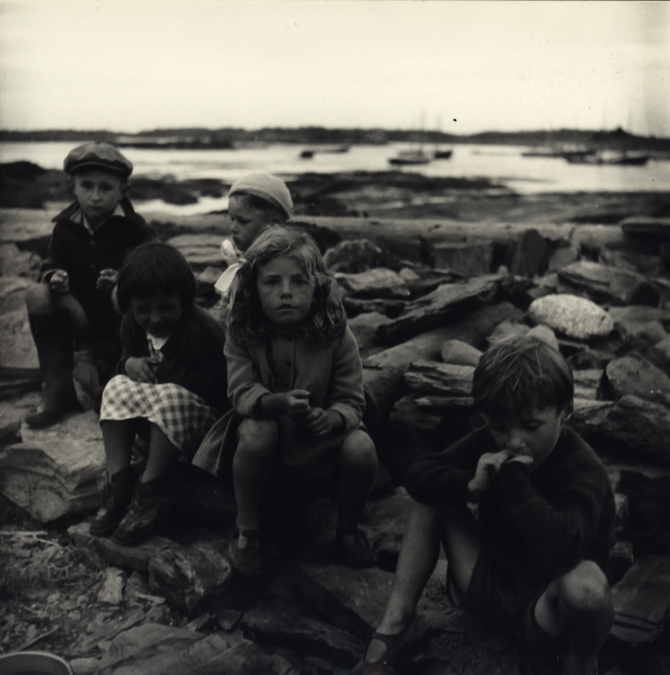 Children sitting on rocks at port, New York City, ca. 1940 | Bild: Sandra Weiner Courtesy Steven Kasher Gallery, New York