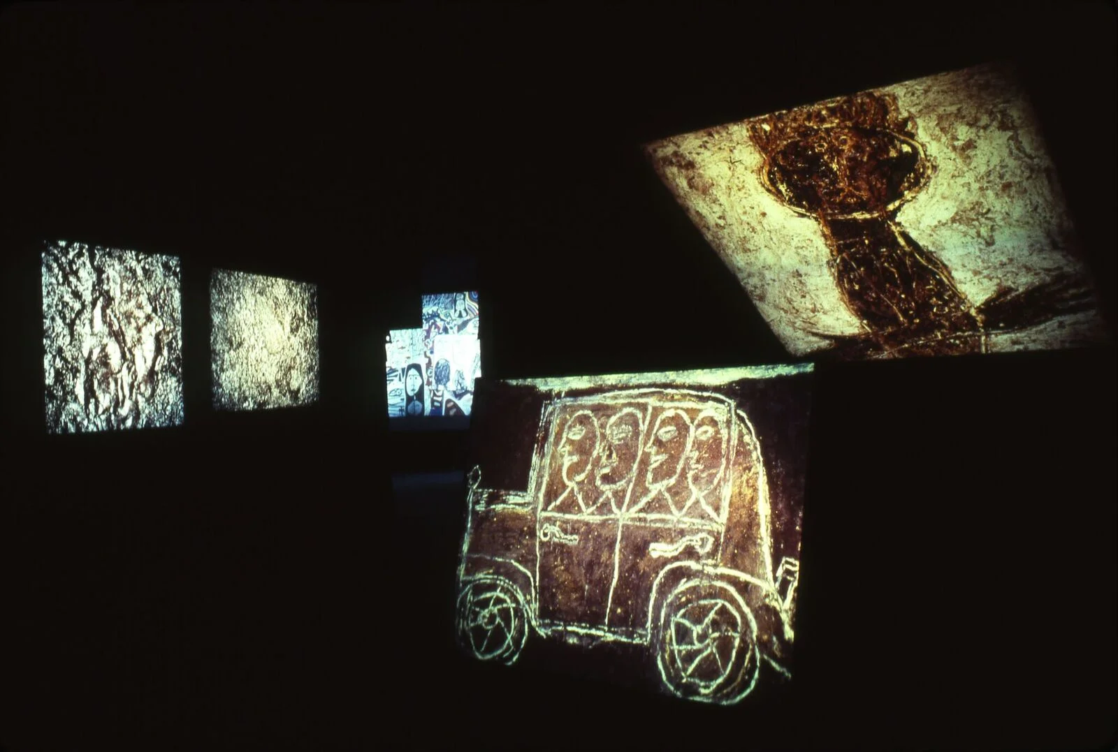 Vue de l’exposition lumineuse de Jean Dubuffet par Fiat, Turin, 1978 © Fondation Dubuffet ProLitteris
