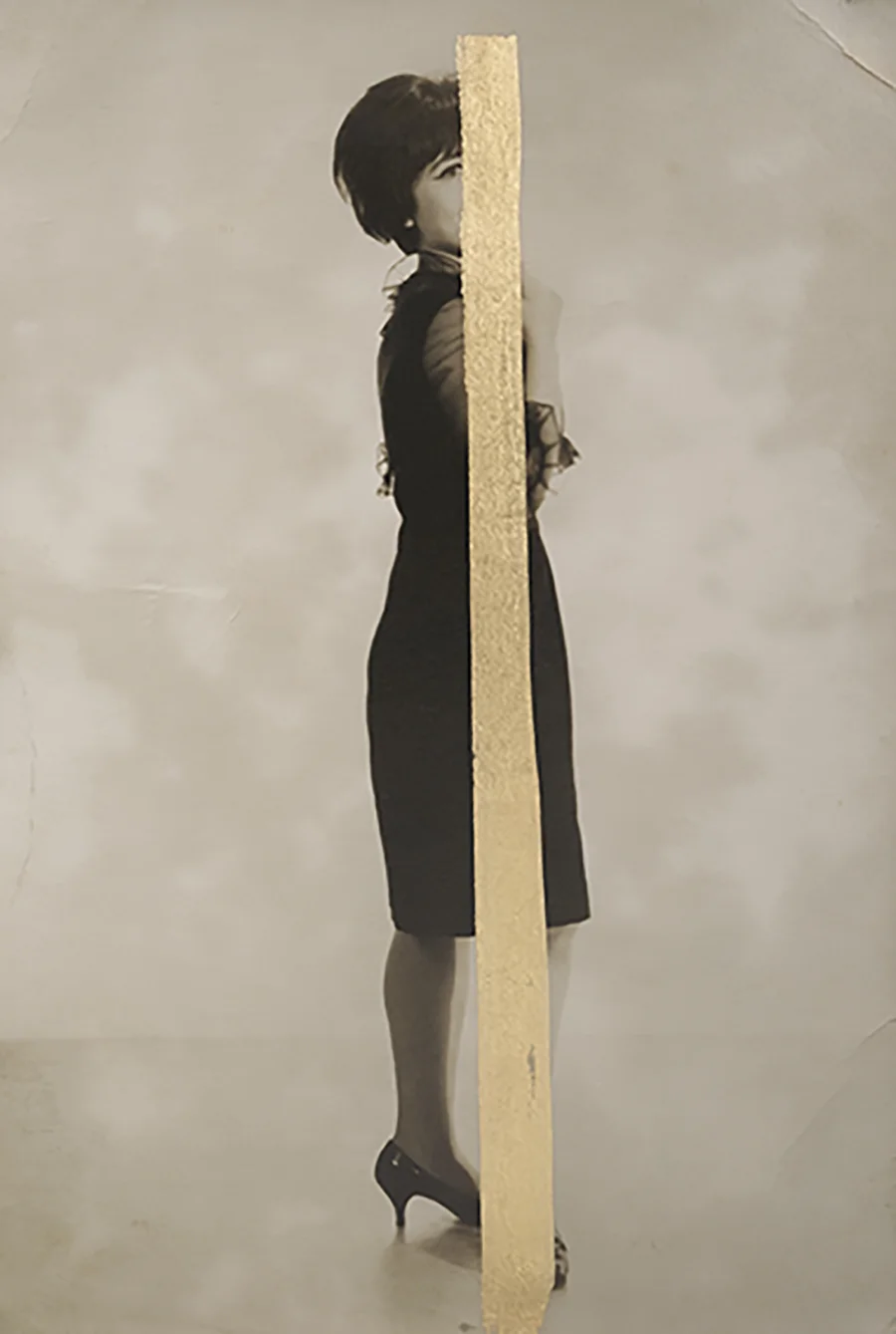 Carolle Bénitah, Jeune fille posant, 2018, Gold leaf on Baryta paper, Archival Pigment Print, 40 x 27 cm , Edition 5, signed & numbered