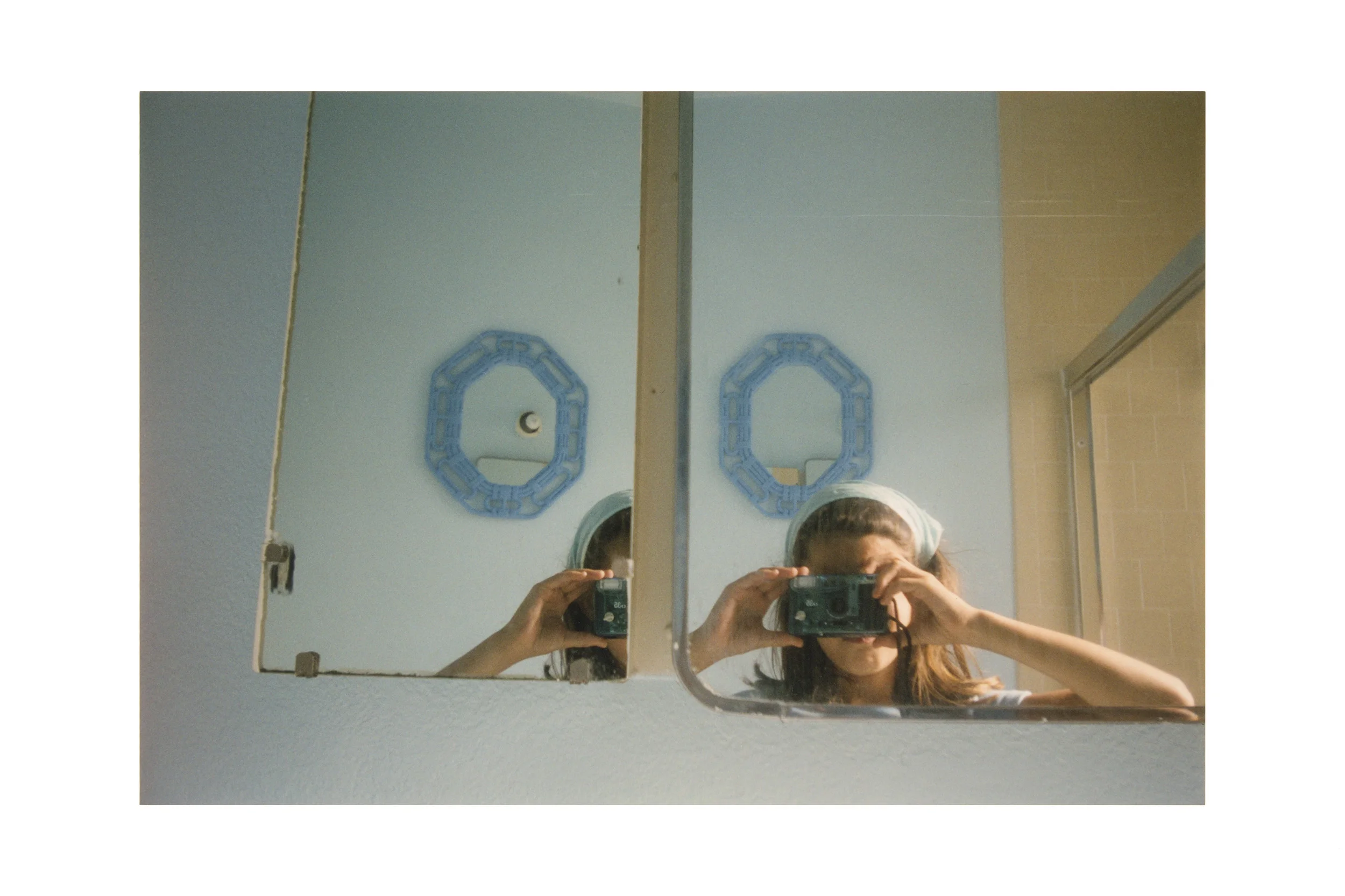 Anne Collier, aus der Serie Women With Cameras (Self Portrait), 2017 © Anne Collier Courtesy of the artist; Anton Kern Gallery, New York; Galerie Neu, Berlin; and The Modern Institute/Toby Webster Ltd., Glasgow
