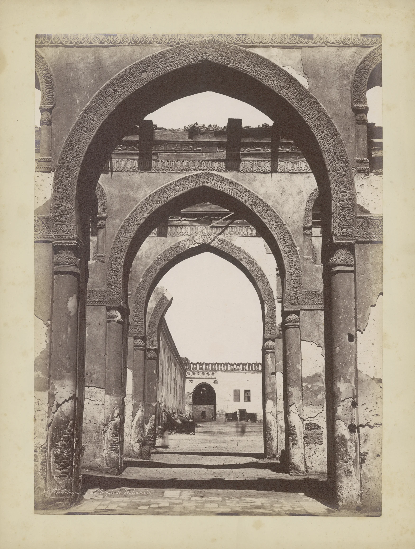 «Innenhof der Tulun-Moschee, Kairo». Émile Béchard. Albuminabzug. Ägypten, Kairo, um 1875. Museum Rietberg, Zürich | FRP 1-63