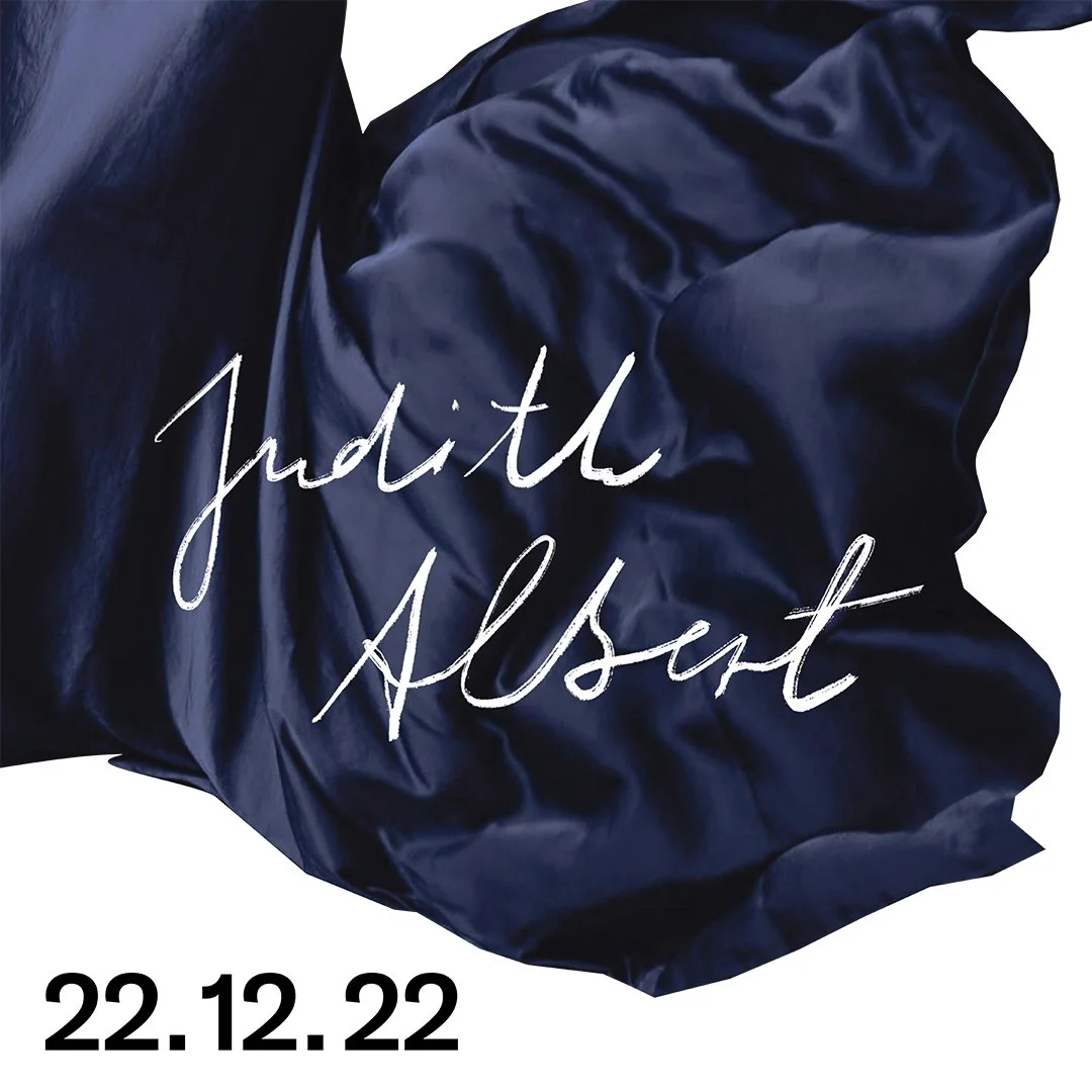 Maria breit den Mantel aus (East End) - Judith Albert | Baseltorkiosk | Solothurn (Kopie)