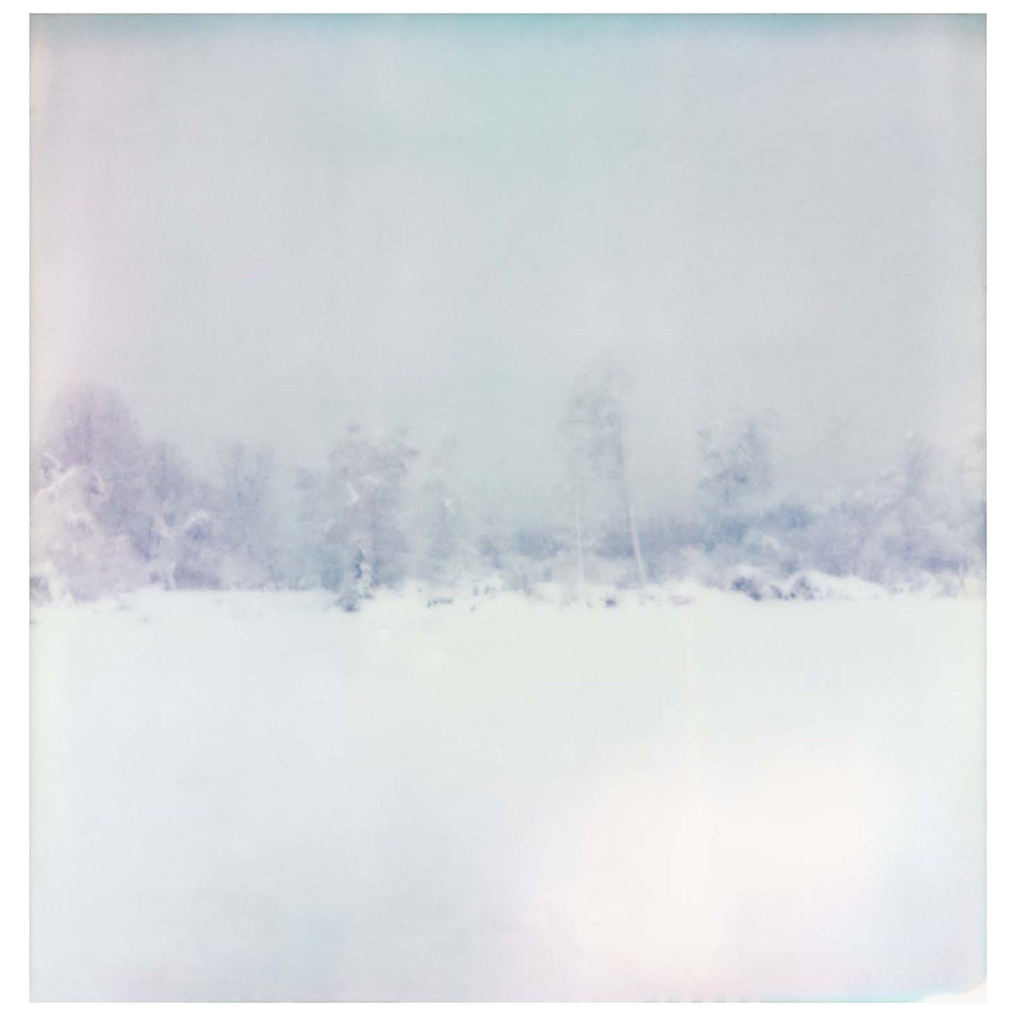 &copy; Ester Vonplon, ohne Titel, 2024, Polaroid Vergr&ouml;sserung, 105 x 102 cm

L&auml;sst sich Schnee festhalten? Mit blossen H&auml;nden ist das kaum m&ouml;glich. Die zarten Kristalle l&ouml;sen sich in der warmen Hand auf und das zur&uuml;ckbl