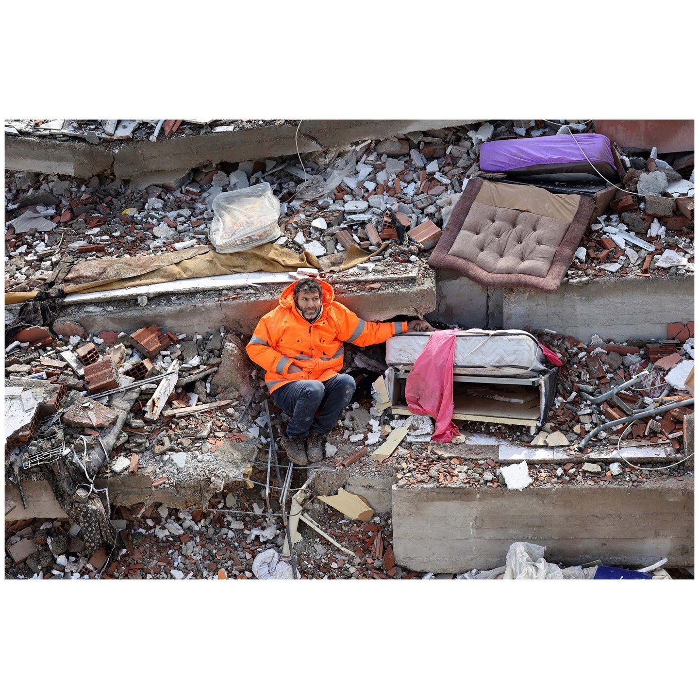 2024 Photo Contest, Europe, Singles

Der Schmerz eines Vaters &copy; Adem Altan, Agence France-Presse

7. Februar 2023: Mesut Han&ccedil;er h&auml;lt die Hand seiner 15-j&auml;hrigen Tochter Irmak, die im Schlaf schlafend get&ouml;tet wurde, als das 