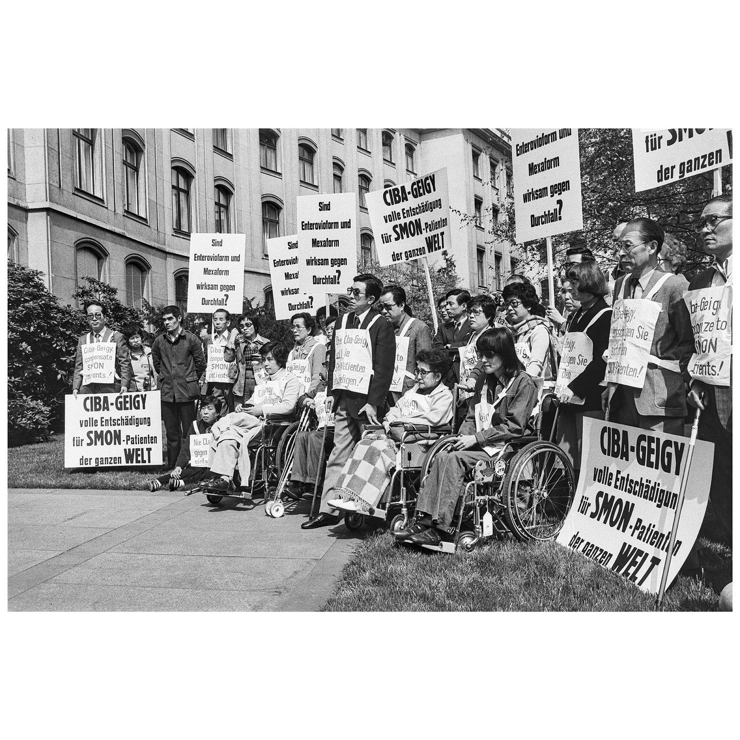 fotolib Basel, SMON-Opfer, Demonstration gegen Ciba Geigy, Basel 1977

Die Ausstellung &laquo;Lichtblick&raquo; macht sichtbar, in welch unterschiedlicher Art politisch-gesellschaftliche Bewegungen der 1970er-Jahre und der Gegenwart in fotografischen