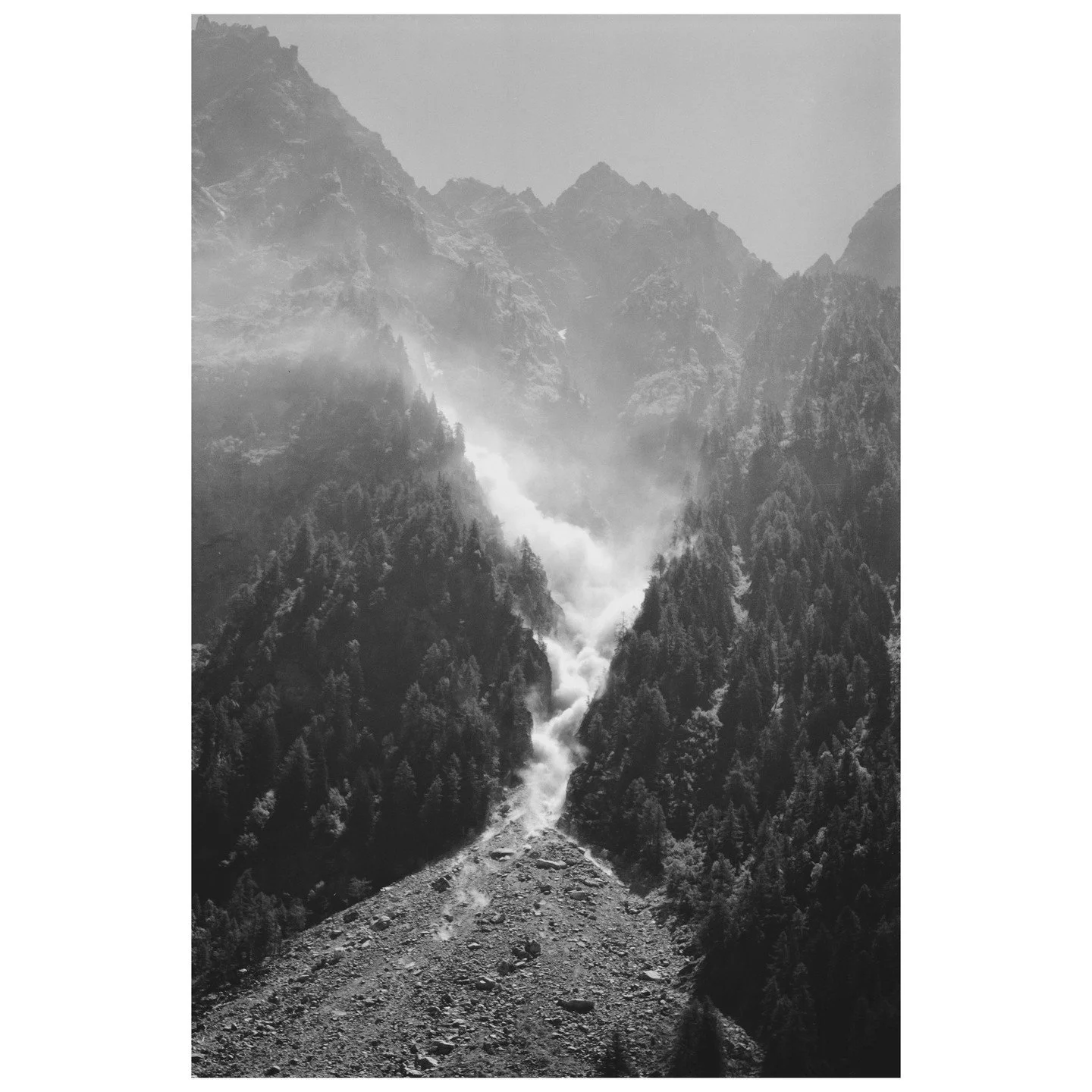 Bergsturz bei Vicosoprano, 1990 &copy; 2025 Stiftung Ernst Scheidegger-Archiv, Z&uuml;rich

Ernst Scheidegger, der ber&uuml;hmte Fotograf, bleibt in den Erinnerungen der Bergellerinnen und Bergeller als faszinierende Pers&ouml;nlichkeit lebendig, wei