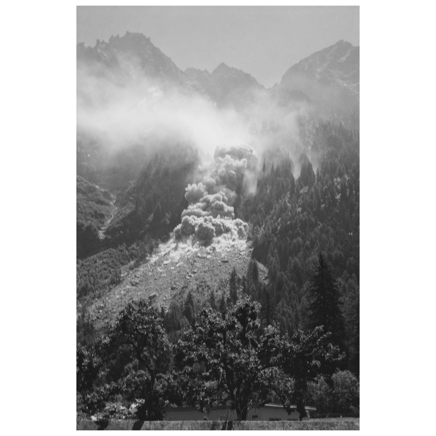 Bergsturz bei Vicosoprano, 1990 &copy; 2025 Stiftung Ernst Scheidegger-Archiv, Z&uuml;rich

Ernst Scheidegger, der ber&uuml;hmte Fotograf, bleibt in den Erinnerungen der Bergellerinnen und Bergeller als faszinierende Pers&ouml;nlichkeit lebendig, wei