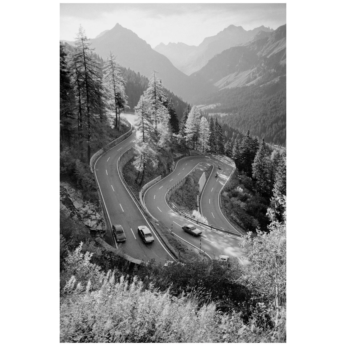 Malojapassstrasse &copy; 2025 Stiftung Ernst Scheidegger-Archiv, Z&uuml;rich

Ernst Scheidegger, der ber&uuml;hmte Fotograf, bleibt in den Erinnerungen der Bergellerinnen und Bergeller als faszinierende Pers&ouml;nlichkeit lebendig, weit &uuml;ber se