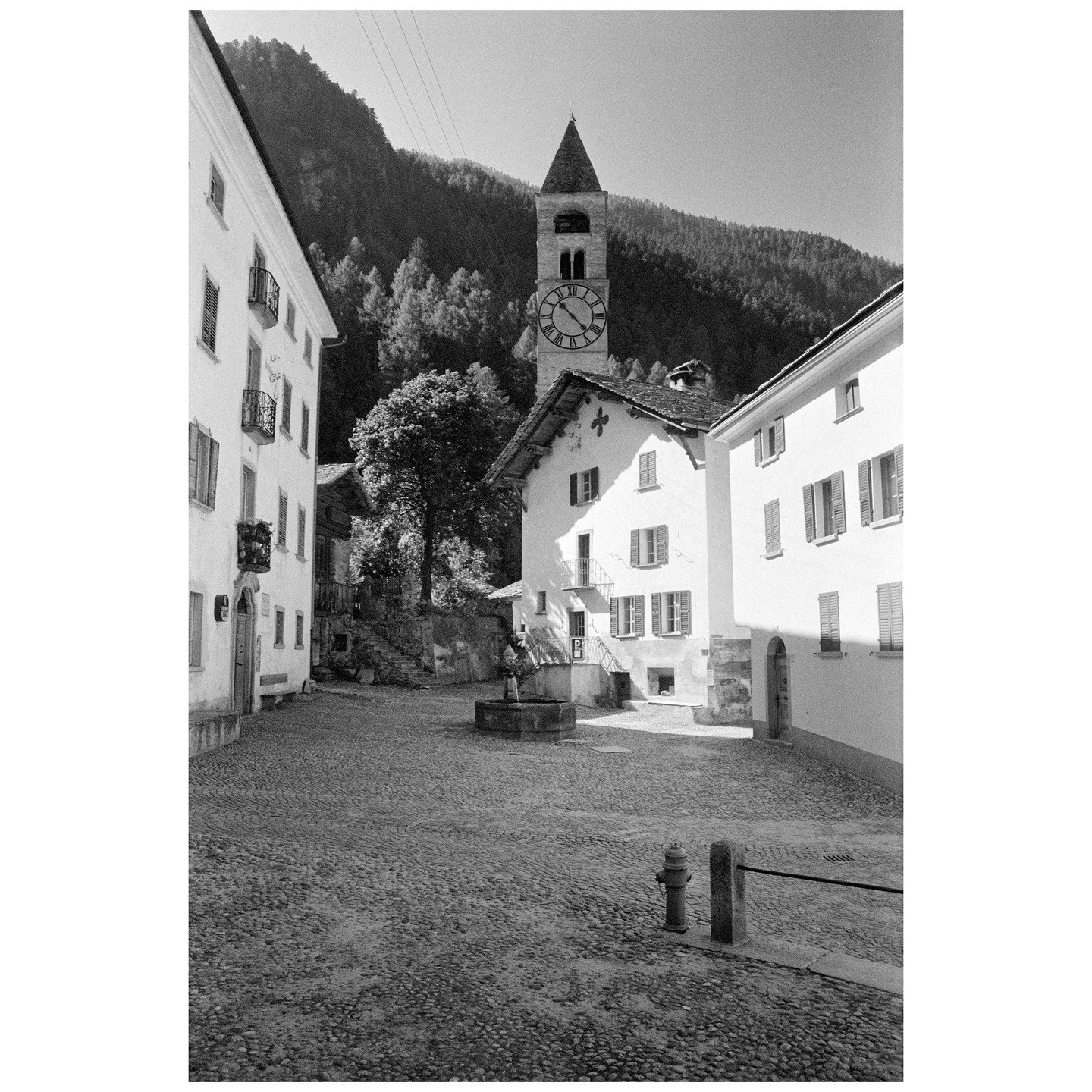 Plazza d&rsquo;Zura in Bondo mit dem Pfarrhaus in der Mitte, Ernst Scheideggers Zweitwohnsitz ab 1965 &copy; 2025 Stiftung Ernst Scheidegger-Archiv, Z&uuml;rich

Ernst Scheidegger, der ber&uuml;hmte Fotograf, bleibt in den Erinnerungen der Bergelleri
