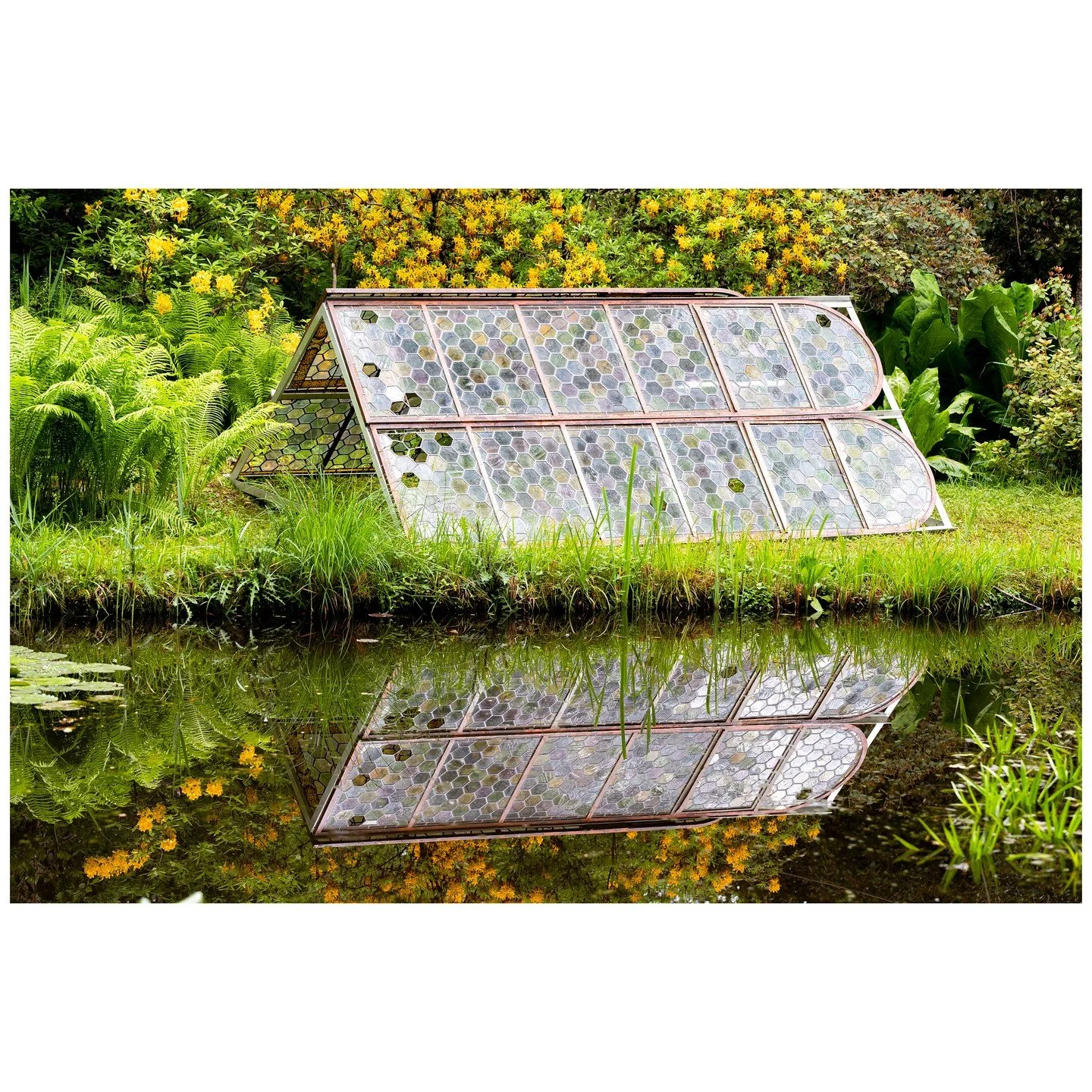 Shelter &copy; huber.huber

Diese Aluminiumkonstruktion mit vier alten Kirchenfenstern wirkt wie ein Zelt, ein tempor&auml;rer Unterstand.

&quot;Shelter&quot; (Schutz, Obdach) &ouml;ffnet einen Raum f&uuml;r vielf&auml;ltige Assoziationen: Eine Beha