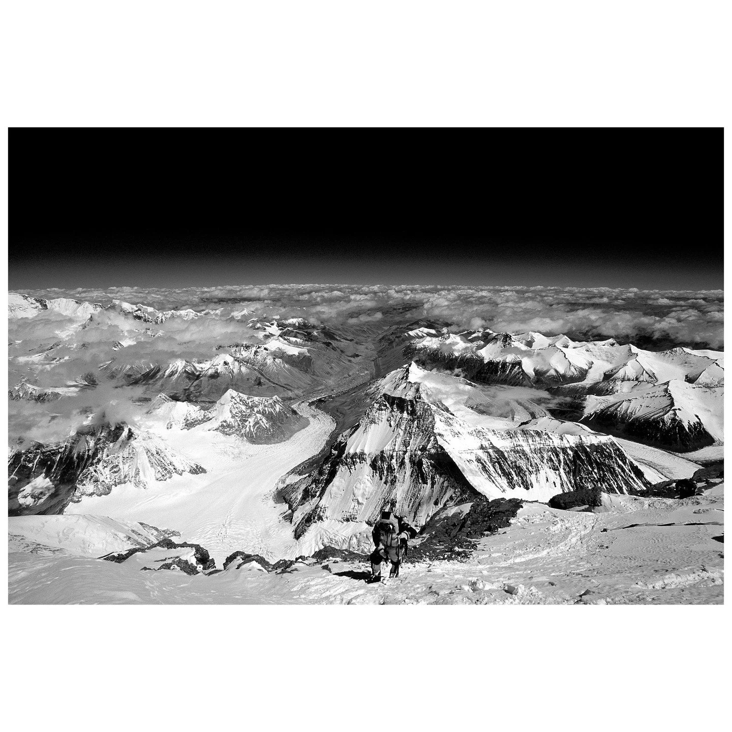 Mount-Everest-Gipfel, Blick nach Tibet &copy; Robert B&ouml;sch

Das Meer ist schief&hellip;

&hellip;oder Bilder, die ich gesehen habe &ndash; der neue Bildband von Robert B&ouml;sch. Ein Werk, das sich der klassischen Dokumentation entzieht.

Die K