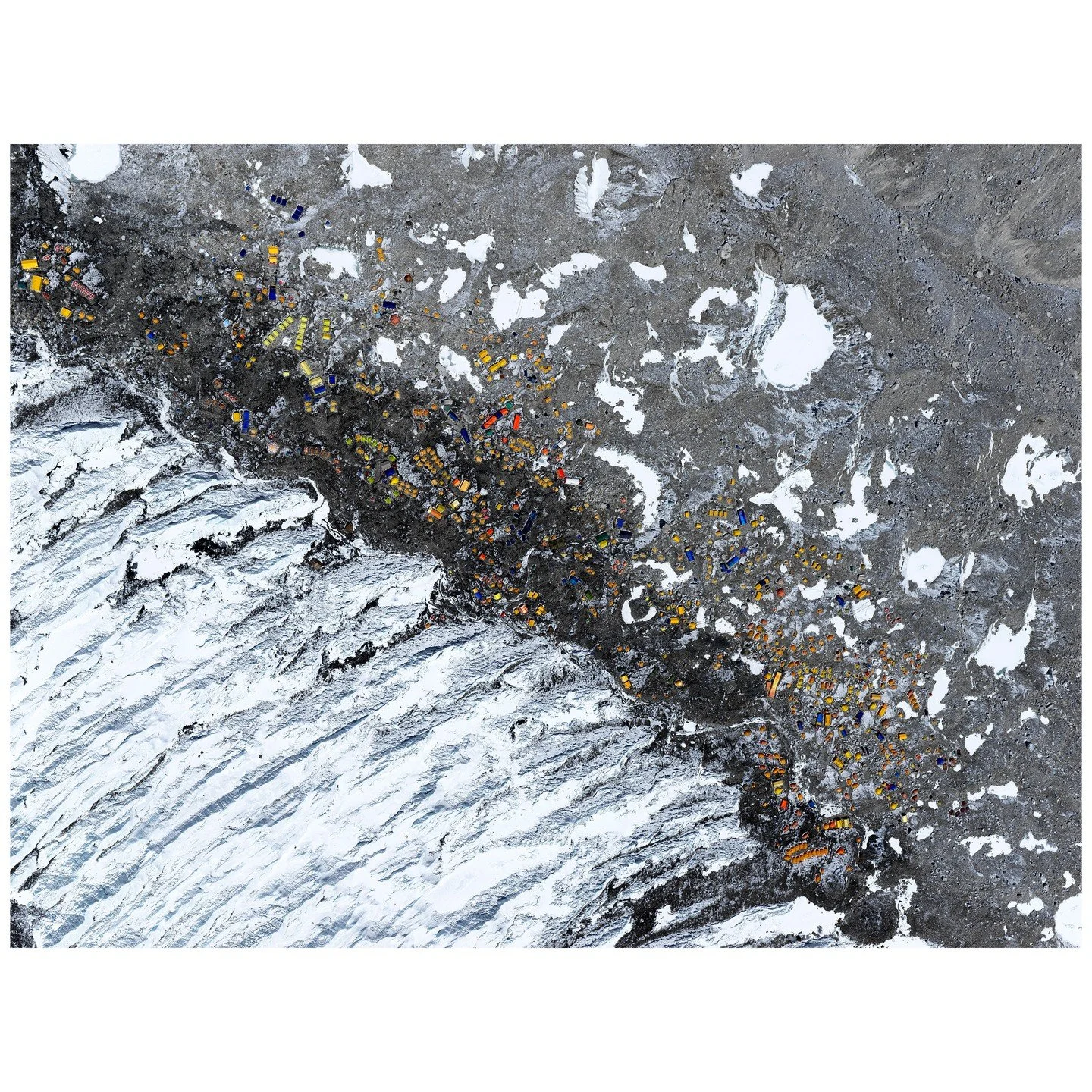 Basislager Mount Everest, Khumbugletscher, Nepal &copy; Robert B&ouml;sch

Das Meer ist schief&hellip;

&hellip;oder Bilder, die ich gesehen habe &ndash; der neue Bildband von Robert B&ouml;sch. Ein Werk, das sich der klassischen Dokumentation entzie