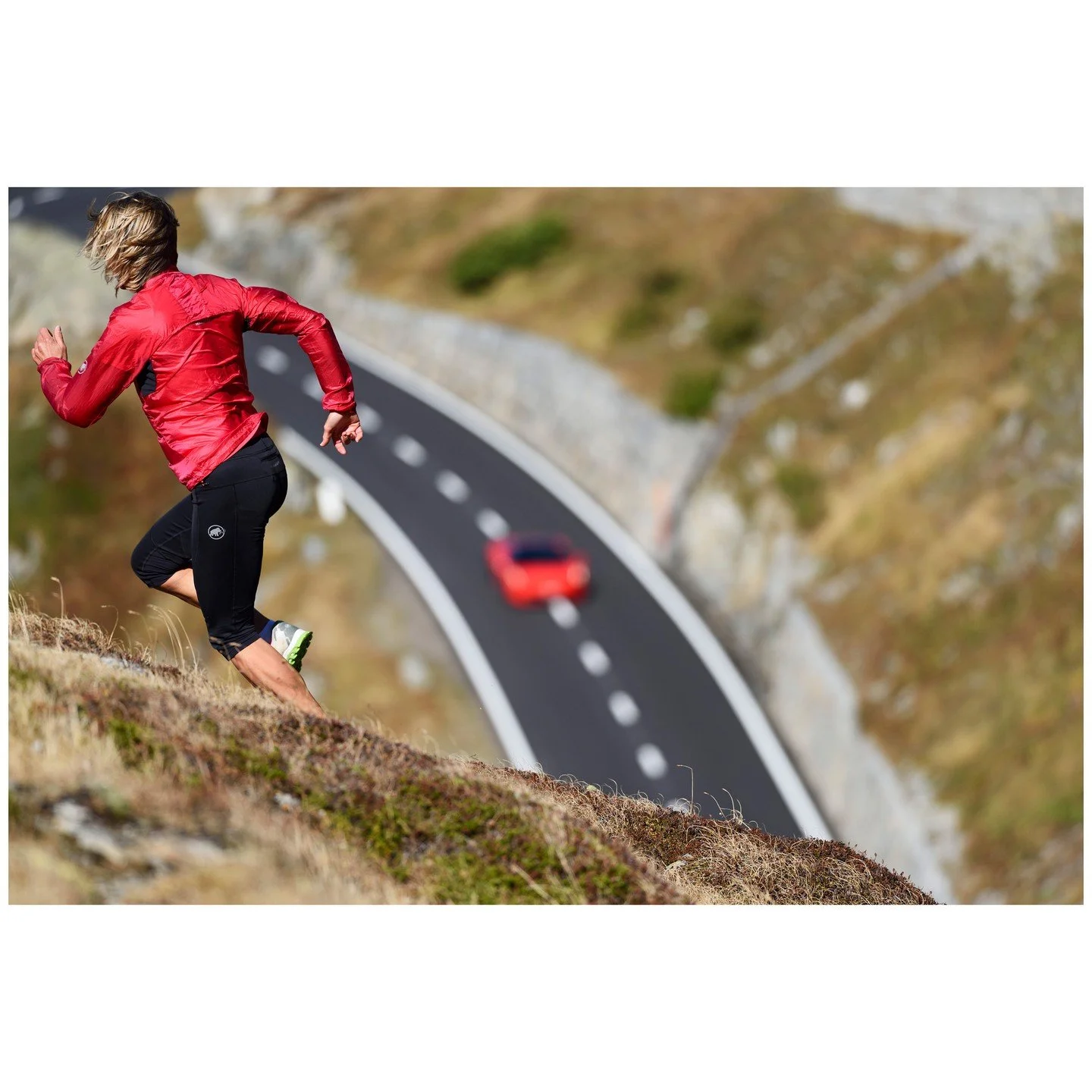 Rotes Auto auf Passstrasse, Susten, Schweiz &copy; Robert B&ouml;sch

Das Meer ist schief&hellip;

&hellip;oder Bilder, die ich gesehen habe &ndash; der neue Bildband von Robert B&ouml;sch. Ein Werk, das sich der klassischen Dokumentation entzieht.

