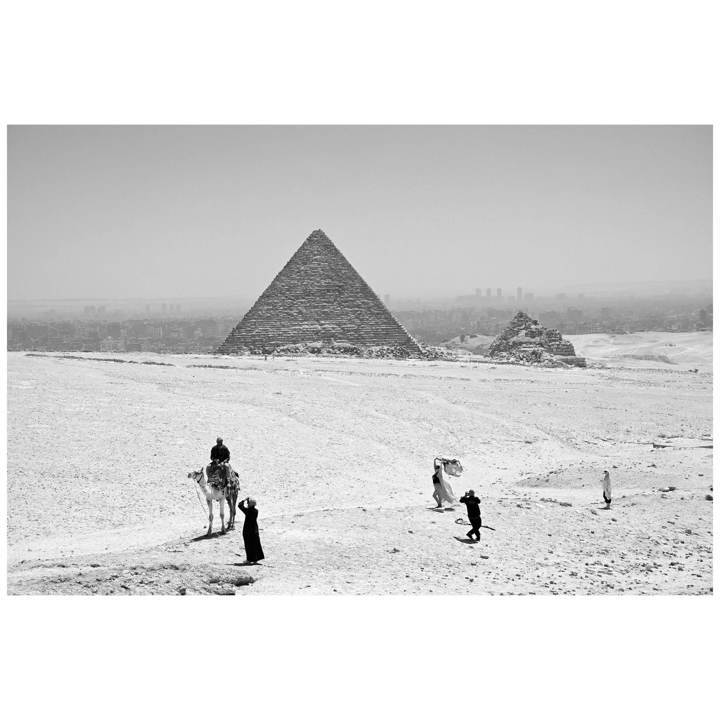 Pyramiden von Gizeh, &Auml;gypten &copy; Robert B&ouml;sch

Das Meer ist schief&hellip;

&hellip;oder Bilder, die ich gesehen habe &ndash; der neue Bildband von Robert B&ouml;sch. Ein Werk, das sich der klassischen Dokumentation entzieht.

Die Kunst 