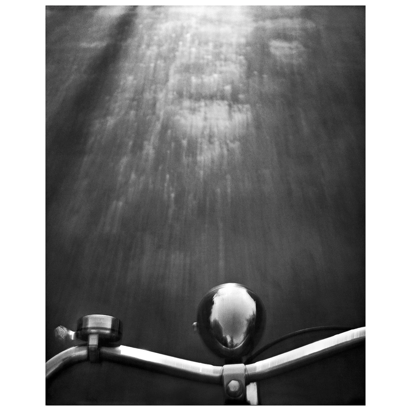 Freihändig auf dem Fahrrad, 1946 &copy; René Groebli, Courtesy of Bildhalle

Movement: Ren&eacute; Groebli in der Bildhalle Z&uuml;rich 🎞️✨

Die Ausstellung f&uuml;hrt durch die jahrzehntelange, bewegte Karriere des Schweizer Fotografen Ren&eacute