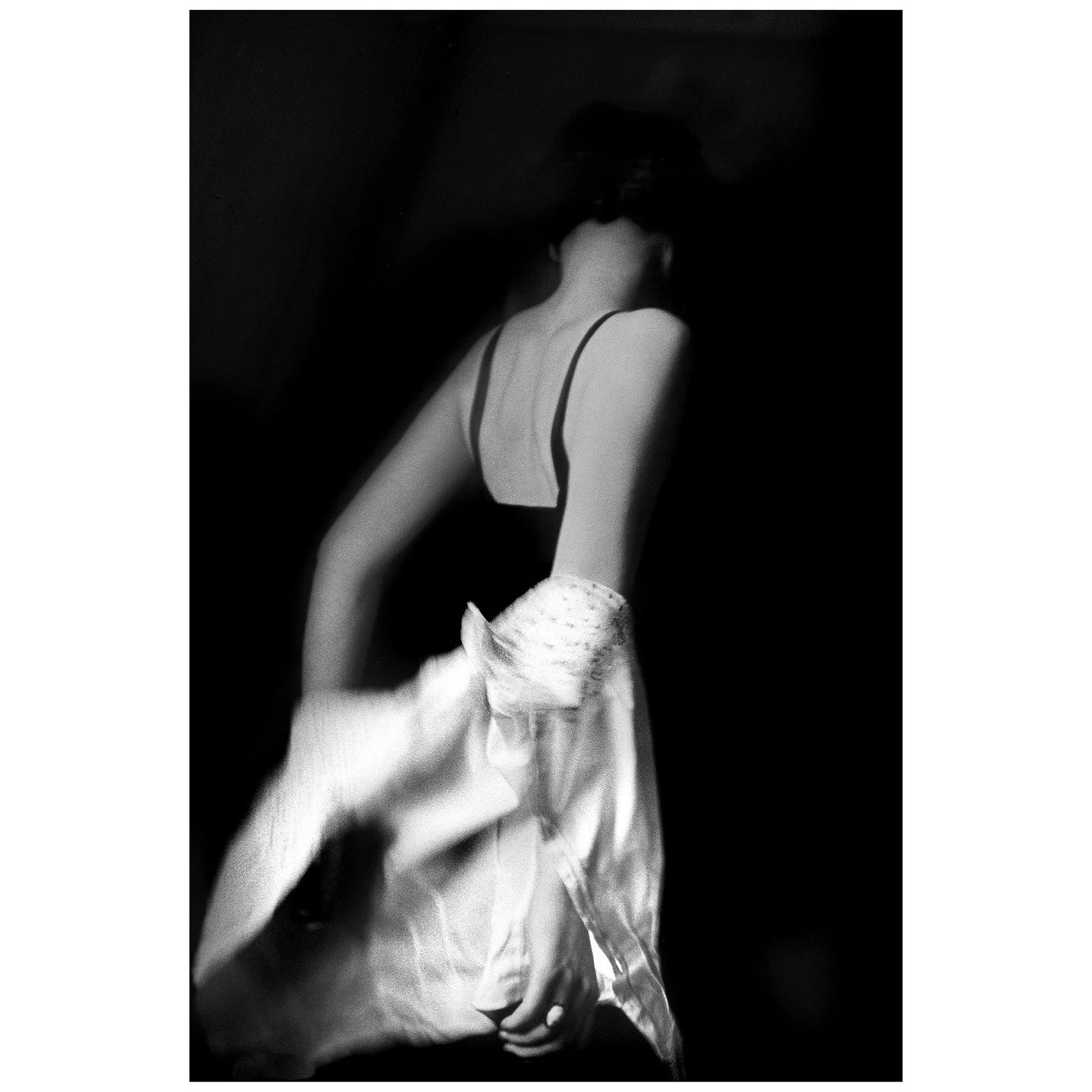 Entkleiden, Auge der Liebe, 1952 &copy; René Groebli, Courtesy of Bildhalle

Movement: Ren&eacute; Groebli in der Bildhalle Z&uuml;rich 🎞️✨

Die Ausstellung f&uuml;hrt durch die jahrzehntelange, bewegte Karriere des Schweizer Fotografen Ren&eacute;