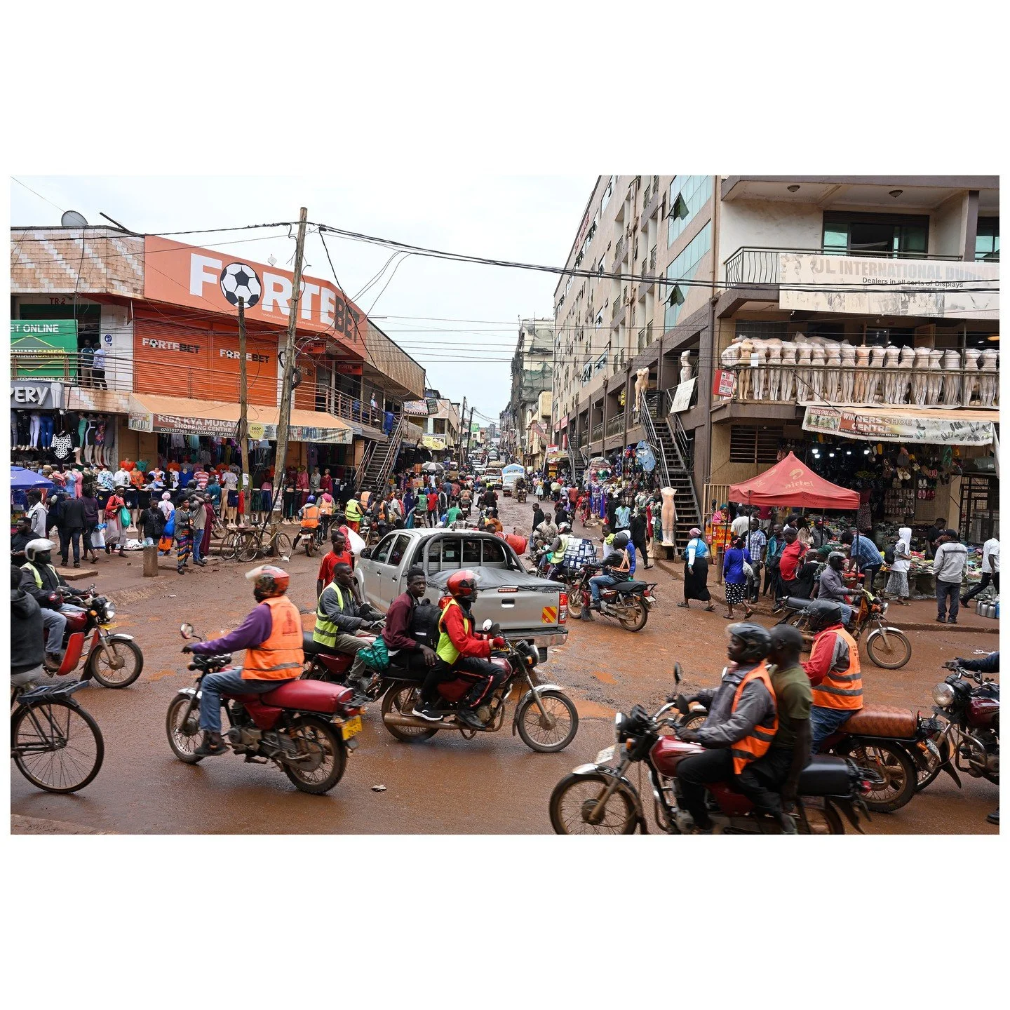 Kampala, Uganda &copy; Robert B&ouml;sch

Das Meer ist schief&hellip;

&hellip;oder Bilder, die ich gesehen habe &ndash; der neue Bildband von Robert B&ouml;sch. Ein Werk, das sich der klassischen Dokumentation entzieht.

Die Kunst des Weglassens B&o