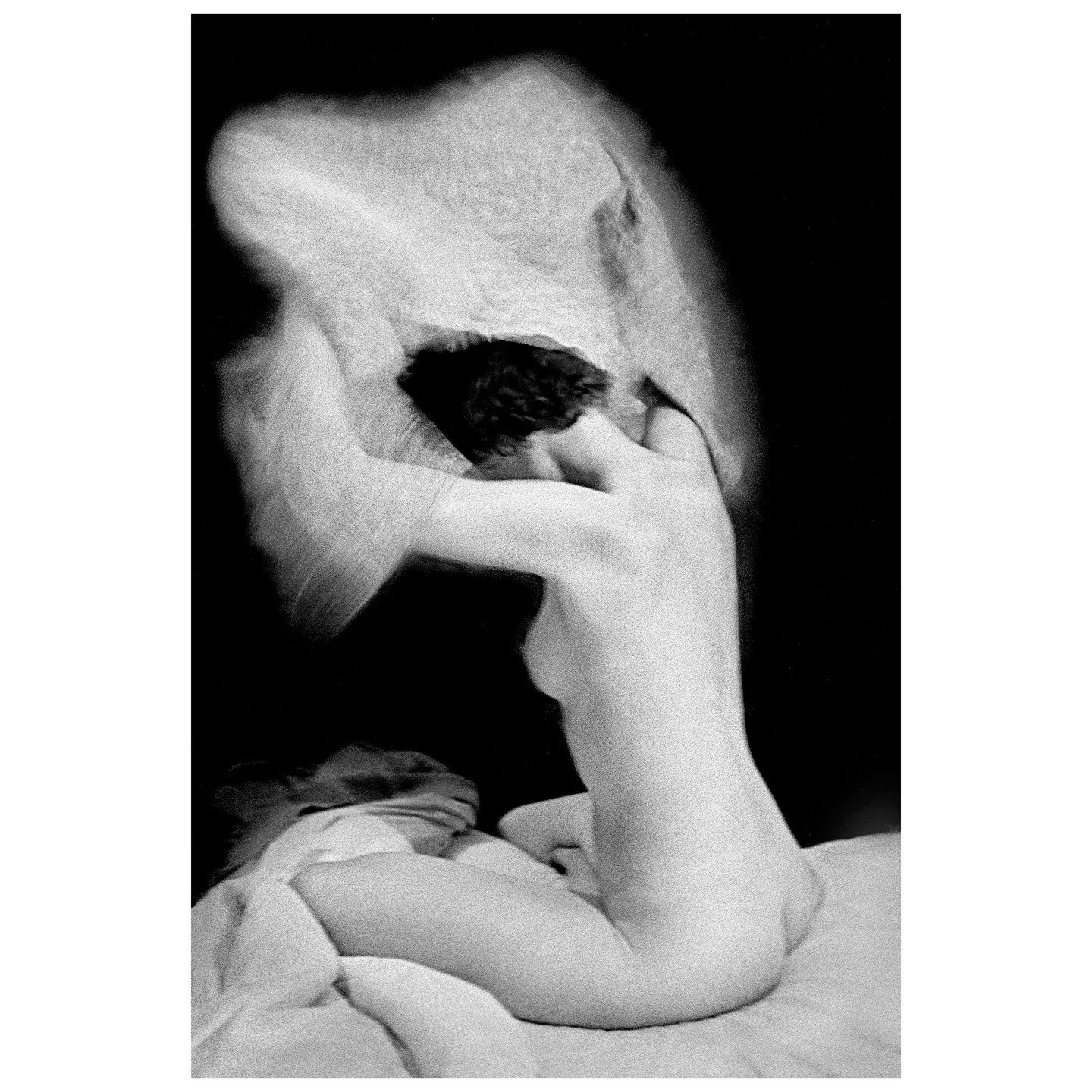 Sitzender Akt, Auge der Liebe, 1952 &copy; René Groebli, Courtesy of Bildhalle

Movement: Ren&eacute; Groebli in der Bildhalle Z&uuml;rich 🎞️✨

Die Ausstellung f&uuml;hrt durch die jahrzehntelange, bewegte Karriere des Schweizer Fotografen Ren&eacu