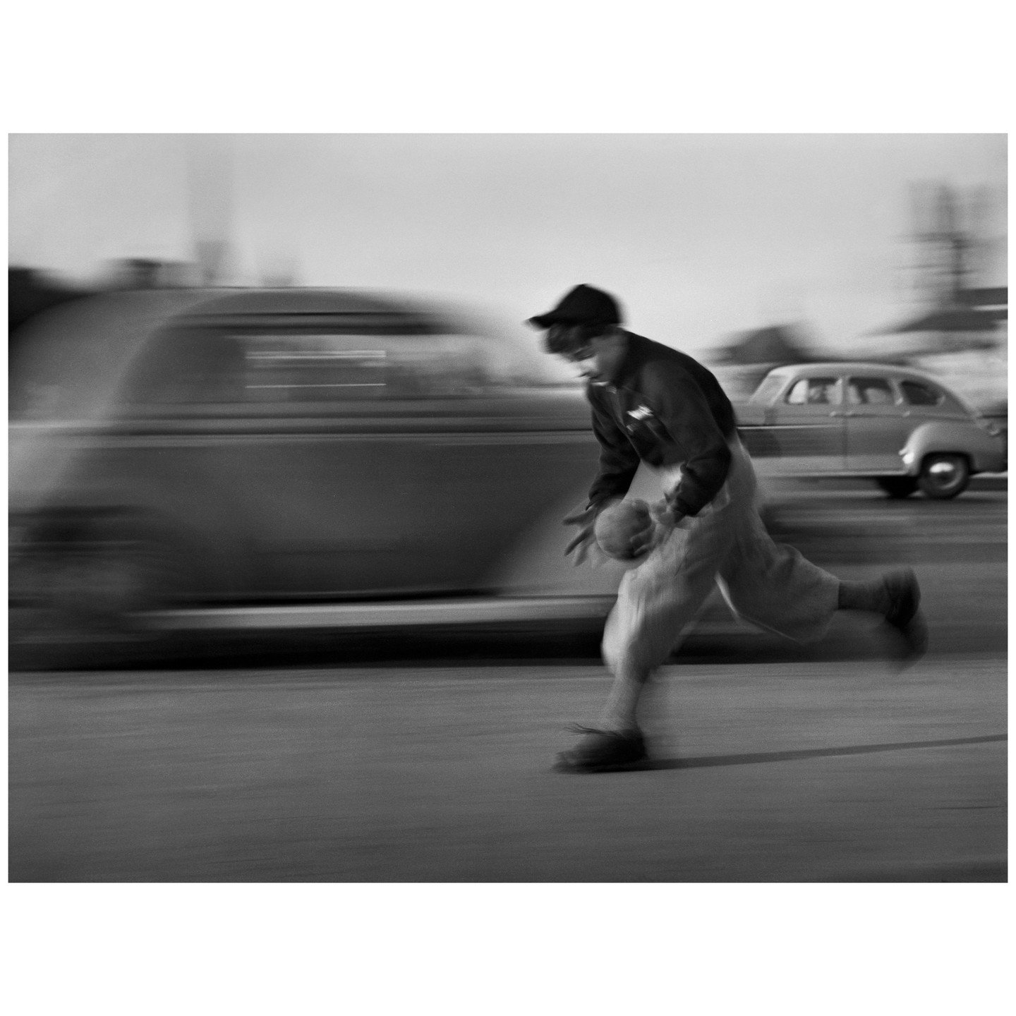 Ballspiel auf der Quaibrücke, 1950 &copy; René Groebli, Courtesy of Bildhalle

Movement: Ren&eacute; Groebli in der Bildhalle Z&uuml;rich 🎞️✨

Die Ausstellung f&uuml;hrt durch die jahrzehntelange, bewegte Karriere des Schweizer Fotografen Ren&eacu