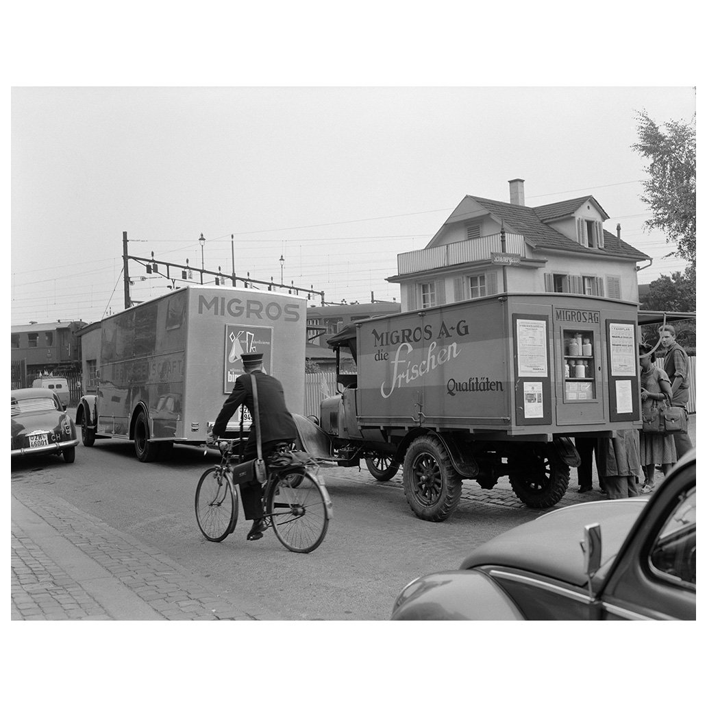 Migros auf R&auml;dern, 1955. Foto: Milou Steiner &copy; StAAG/Ringier Bildarchiv

Milou Steiner (1915&ndash;1994) war kein Paparazzo &ndash; sondern ein Fotograf, der das Leben im Alltag festhielt. Ob in der Eigernordwand, bei Louis Armstrong oder b