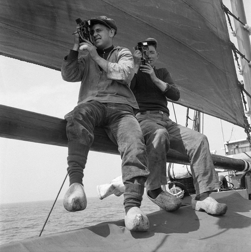 Matrosen mit Sextanten auf See vor Scheveningen, Niederlande 1954. Foto: Milou Steiner &copy; StAAG/Ringier Bildarchiv

Milou Steiner (1915&ndash;1994) war kein Paparazzo &ndash; sondern ein Fotograf, der das Leben im Alltag festhielt. Ob in der Eige