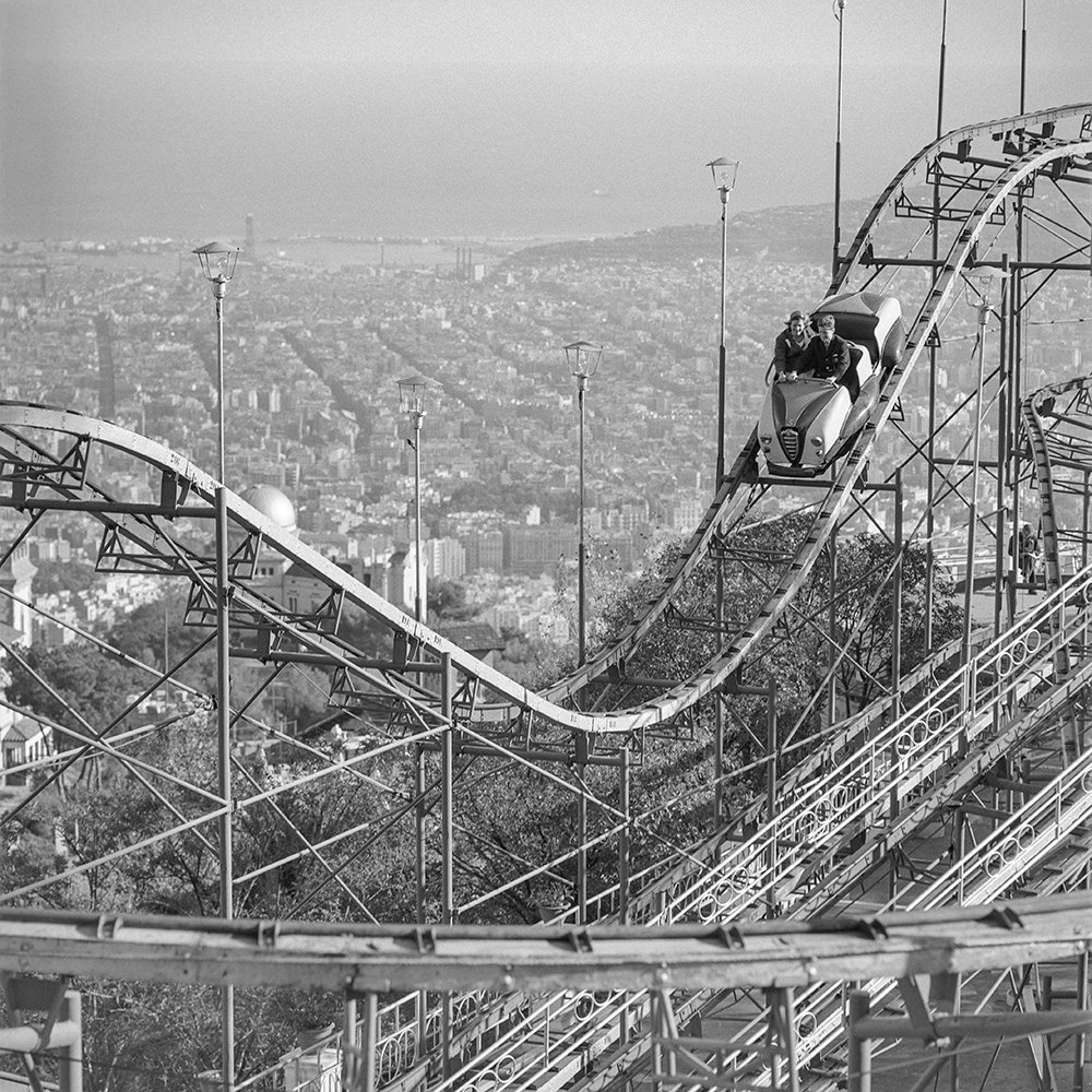 Emilio und Marianne Steiner auf einer Achterbahn hoch &uuml;ber Barcelona, Vergn&uuml;gungspark Tibidabo, 1961 Foto: Milou Steiner &copy; StAAG/Ringier Bildarchiv

Milou Steiner (1915&ndash;1994) war kein Paparazzo &ndash; sondern ein Fotograf, der d