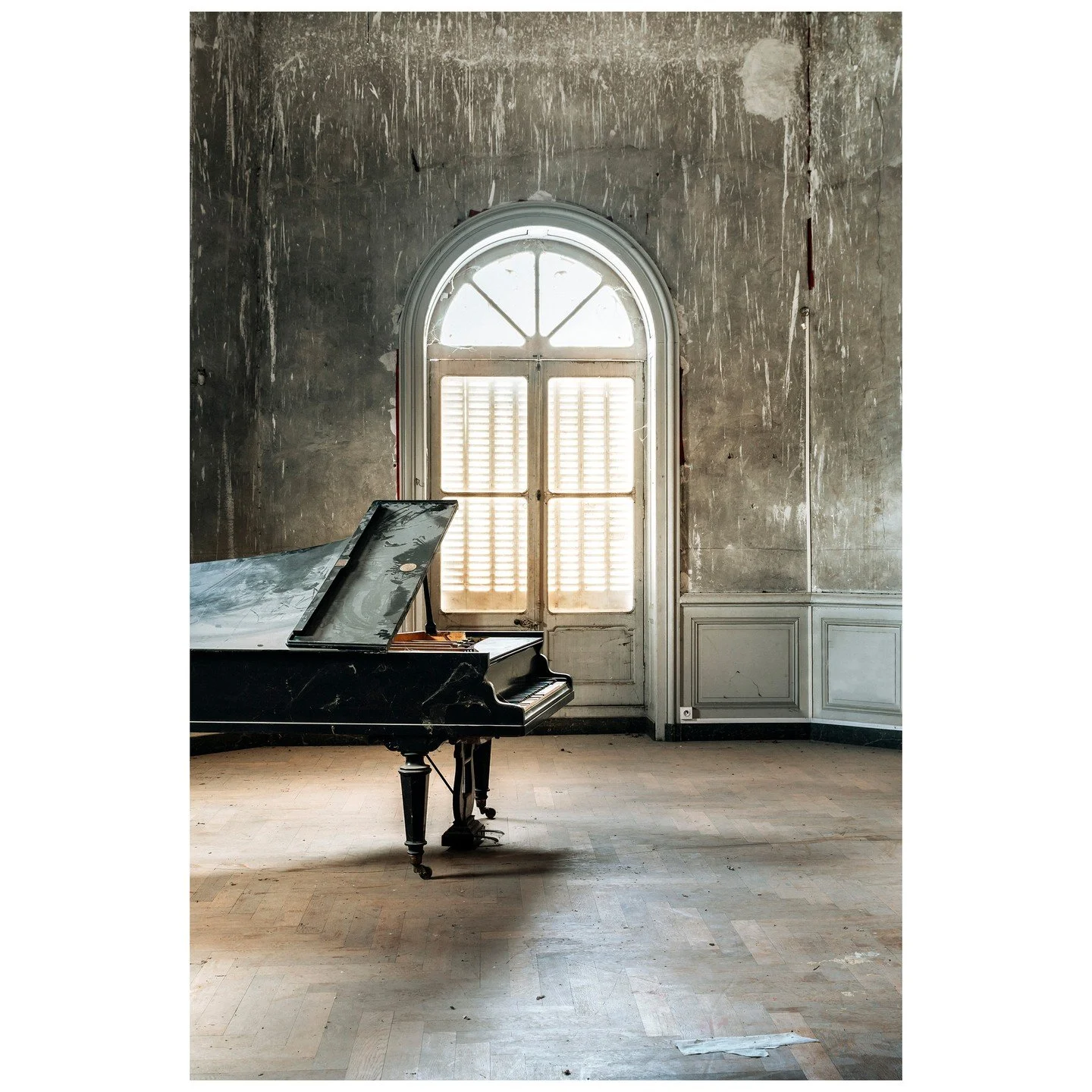 Requiem pour pianos #85, Frankreich, 2019 &copy; Romain Thiery

S&uuml;dwesten Frankreichs: Noblesse der Stille
Im S&uuml;dwesten Frankreichs findet Thiery in &laquo;Requiem pour pianos #85&raquo; ein Motiv vollkommener Zeitlosigkeit. Das Erard-Klavi
