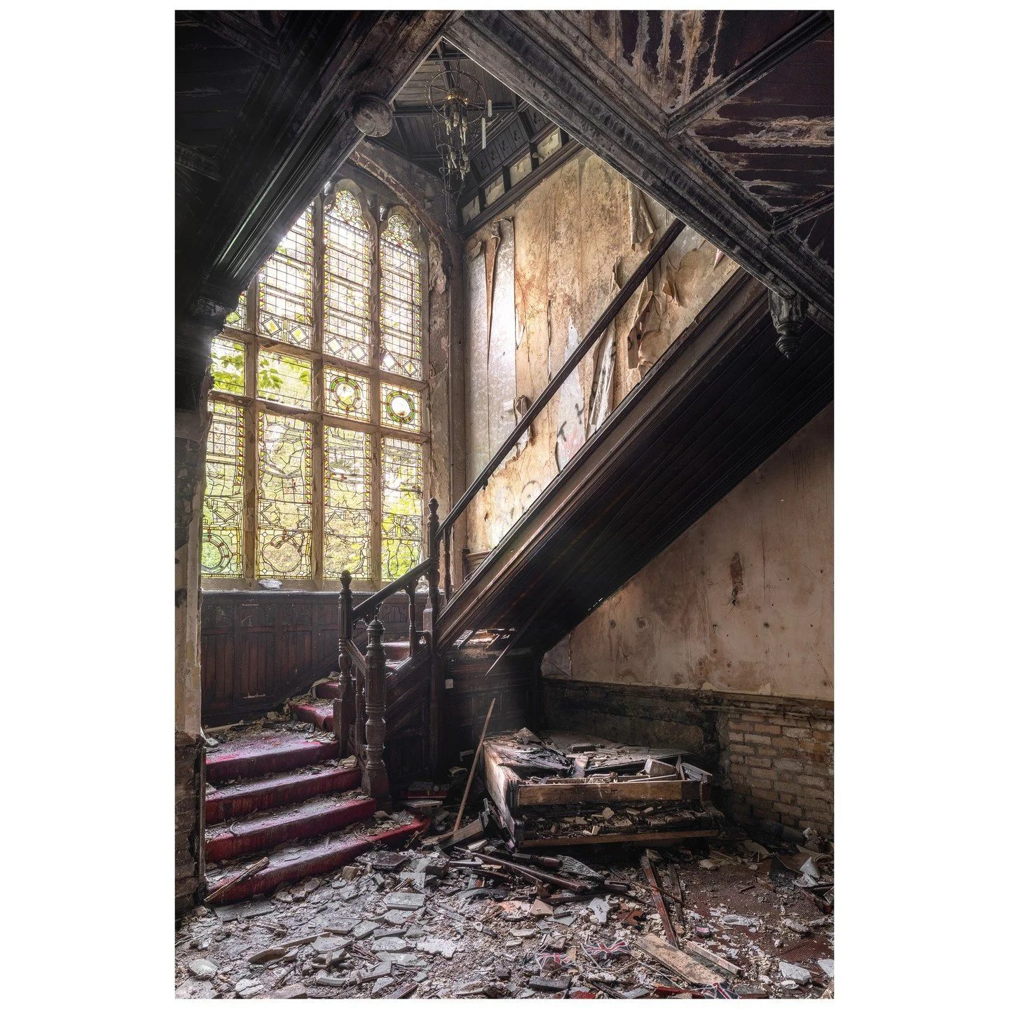 Requiem pour pianos #146, Grossbritannien, 2024 &copy; Romain Thiery

Grossbritannien: Echo der Geschichten 🏥
Unter einer majest&auml;tischen Holztreppe eines ehemaligen Herrenhauses in Grossbritannien ruht in &laquo;Requiem pour pianos #146&raquo; 