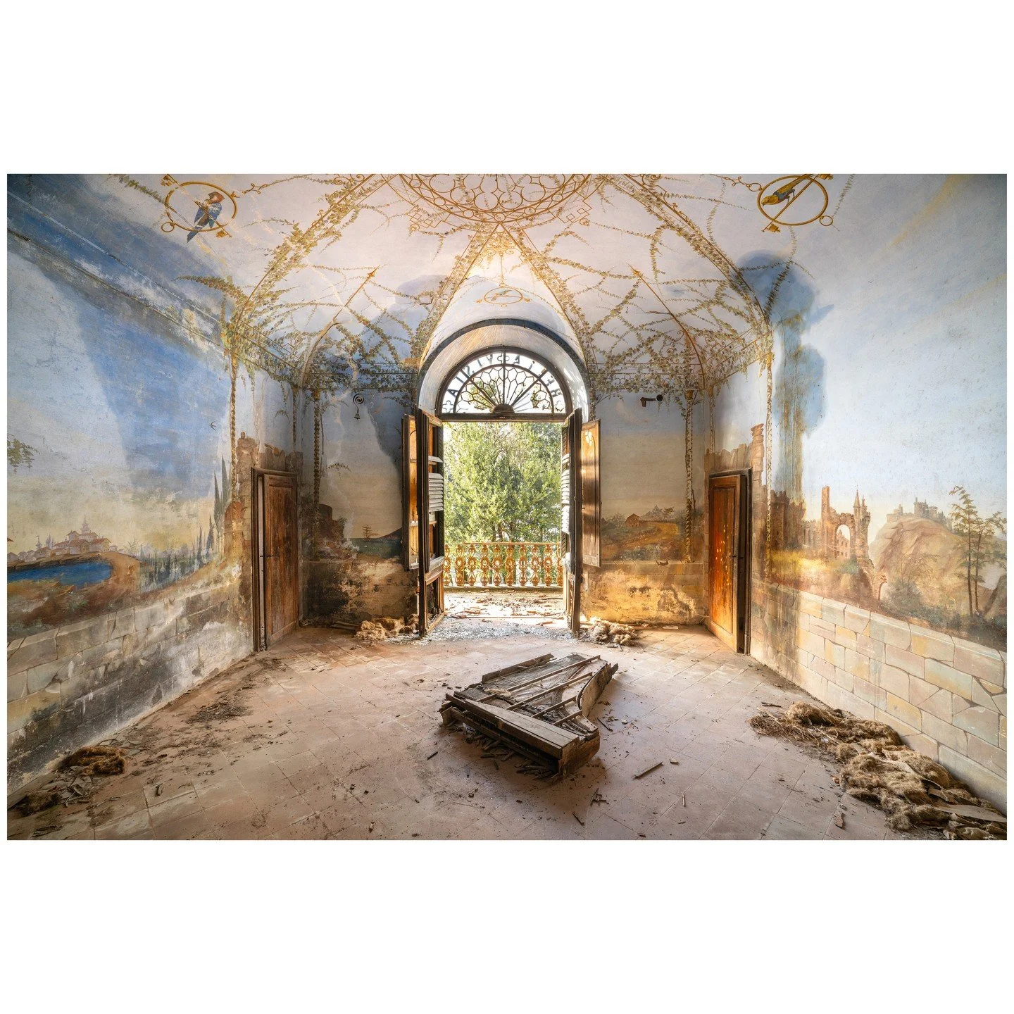 Requiem pour pianos #138, Italien, 2023 &copy; Romain Thiery

Toskana: Melancholie der Fresken 🇮🇹
Inmitten von Olivenhainen blickt &laquo;Requiem pour pianos #138&raquo; in eine Villa von 1875, deren prachtvollster Raum vollst&auml;ndig mit Fresken