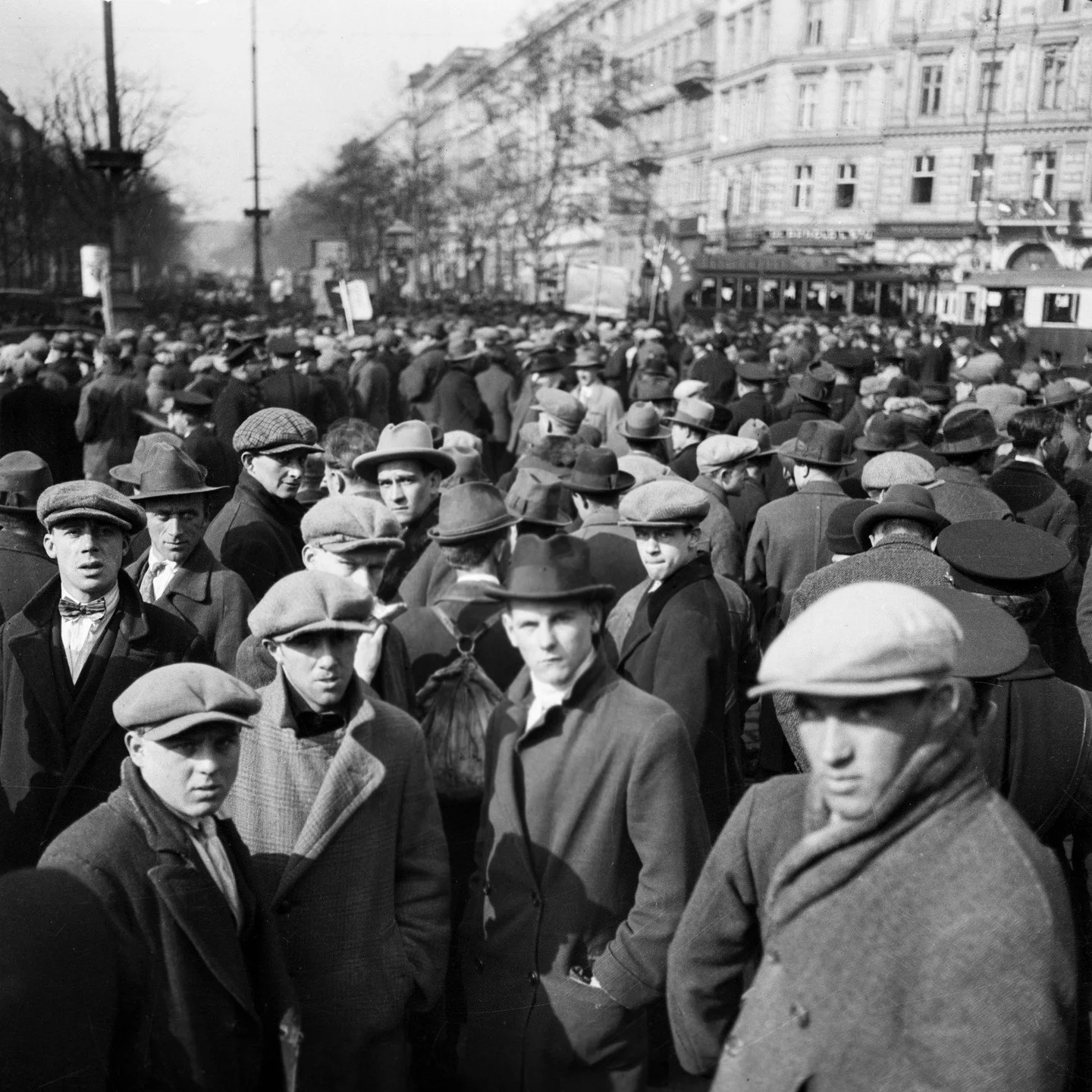 Edith Tudor-Hart, "Demonstration von Arbeitslosen", Wien, 1932 &copy; Estate of W. Suschitzky, courtesy Fotohof

Die Sachlichkeit der Empathie

Es gibt k&uuml;nstlerische Stimmen, die erst aus der Distanz der Jahrzehnte ihre volle Resonanz 