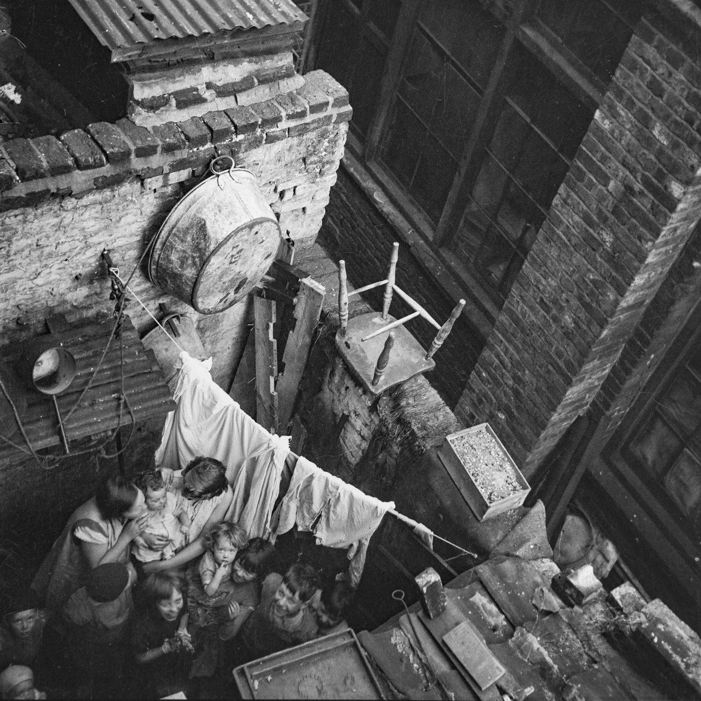 Edith Tudor-Hart, "Gee Street", Finsbury, London, ca. 1936 &copy; Estate of W. Suschitzky, courtesy Fotohof

Die Sachlichkeit der Empathie

Es gibt k&uuml;nstlerische Stimmen, die erst aus der Distanz der Jahrzehnte ihre volle Resonanz entf