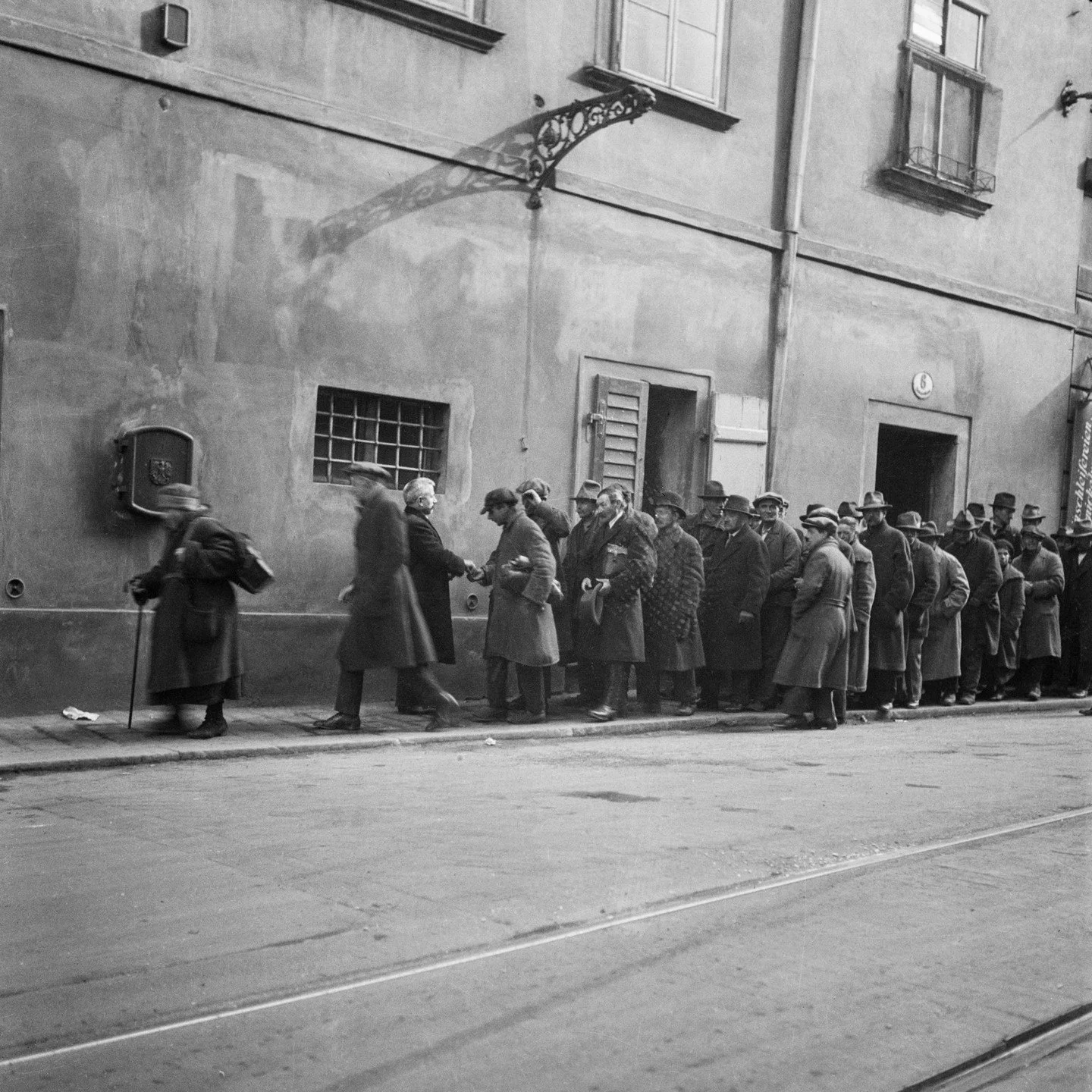 Edith Tudor-Hart, "Suppenausgabe", Wien, 1931 &copy; Estate of W. Suschitzky, courtesy Fotohof

Die Sachlichkeit der Empathie

Es gibt k&uuml;nstlerische Stimmen, die erst aus der Distanz der Jahrzehnte ihre volle Resonanz entfalten. Edith 