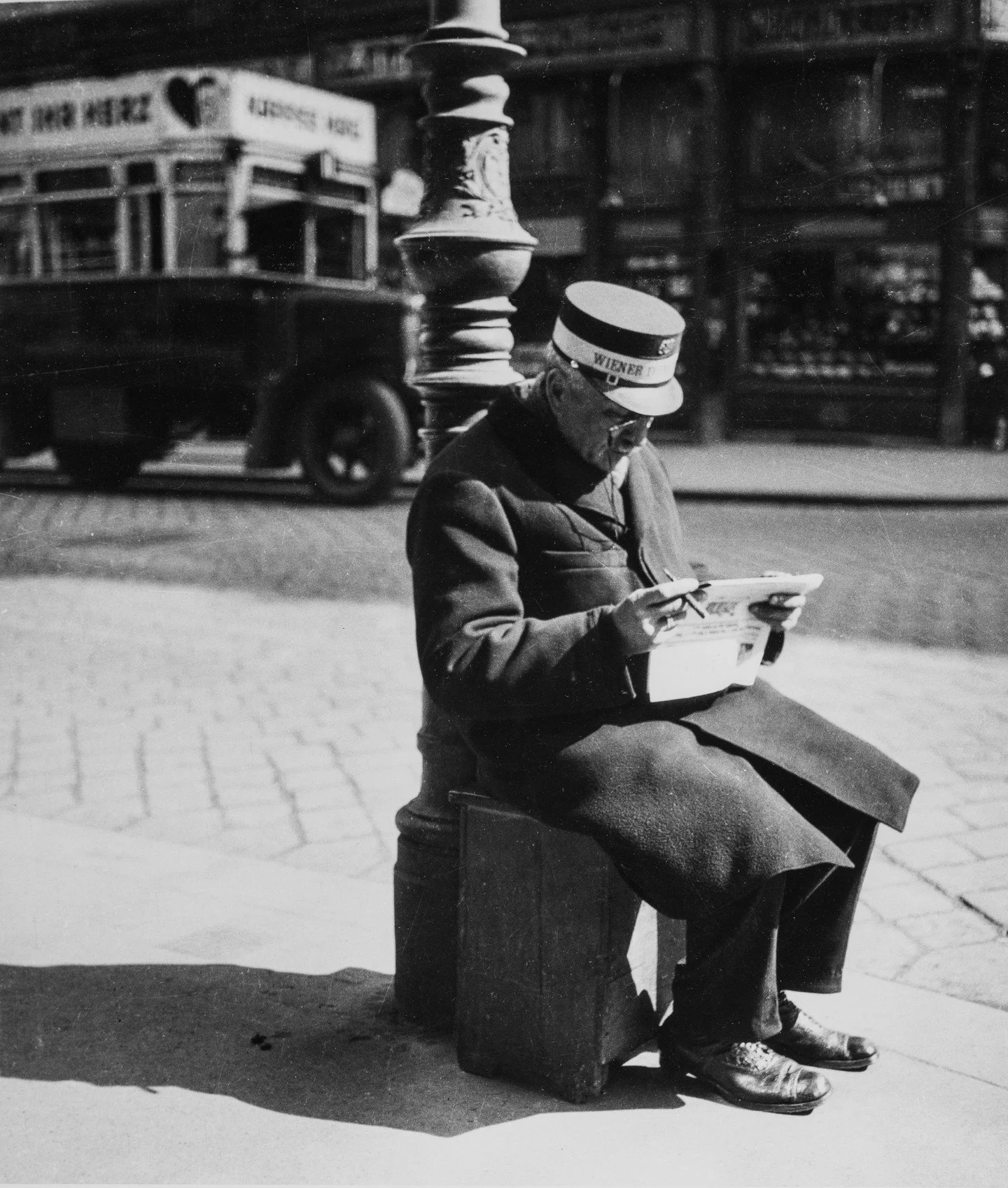 Edith Tudor-Hart, "Dienstmann", Wien, 1929 &copy; Estate of W. Suschitzky, courtesy Fotohof

Die Sachlichkeit der Empathie

Es gibt k&uuml;nstlerische Stimmen, die erst aus der Distanz der Jahrzehnte ihre volle Resonanz entfalten. Edith Tud