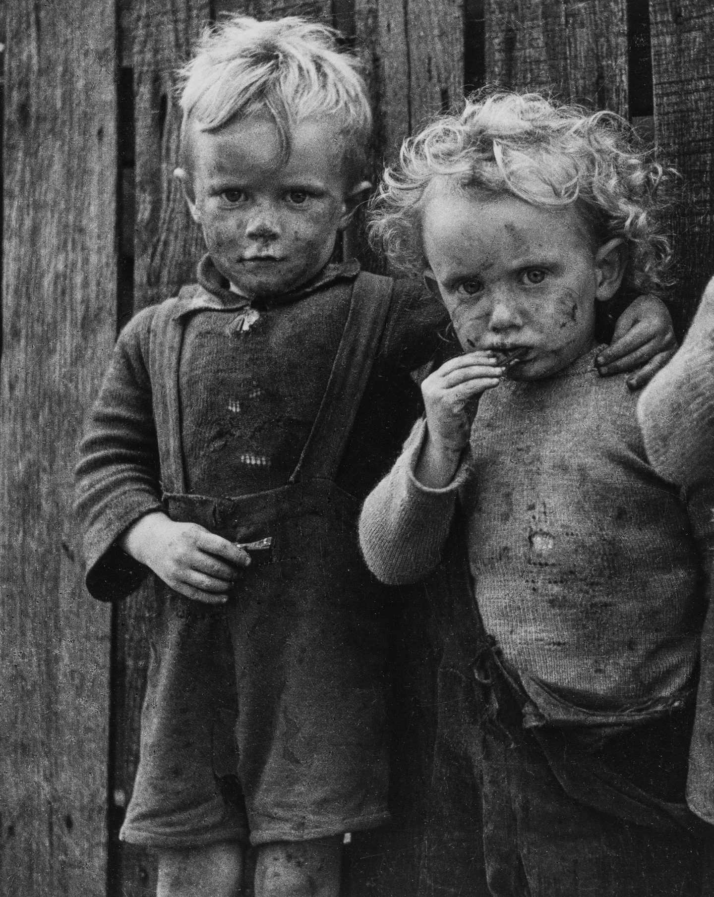 Edith Tudor-Hart, "Bergarbeiterkinder", Tyneside &copy; Estate of W. Suschitzky, courtesy Fotohof

Die Sachlichkeit der Empathie

Es gibt k&uuml;nstlerische Stimmen, die erst aus der Distanz der Jahrzehnte ihre volle Resonanz entfalten. Edi