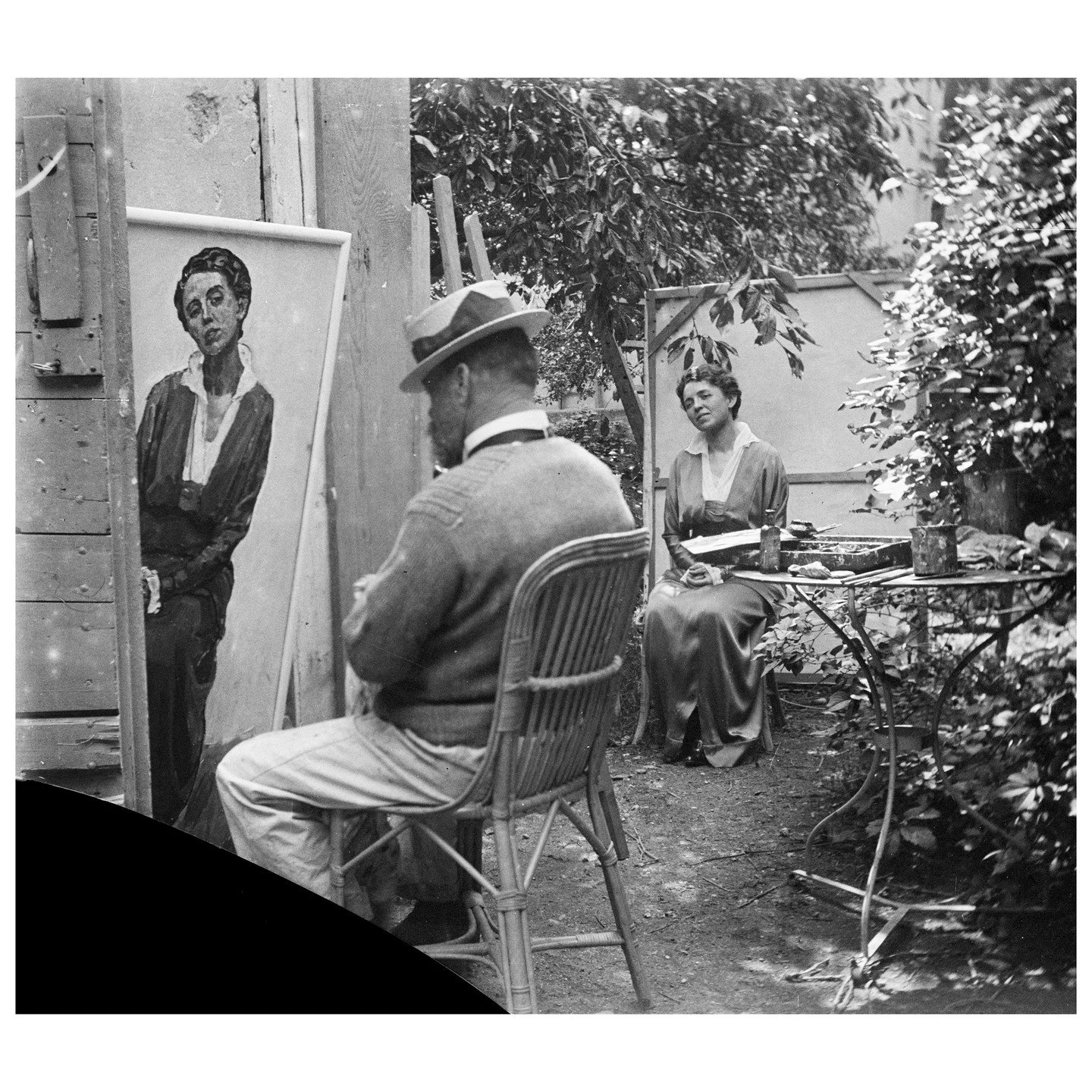 Gertrud D&uuml;bi-M&uuml;ller, Ferdinand Hodler portr&auml;tiert Emma Schmidt-M&uuml;ller im Ateliergarten, Genf, 1913 &copy; Gertrud D&uuml;bi-M&uuml;ller / Fotostiftung Schweiz

Frauen. Fragen. Fotoarchive. 

Es ist eine stille, aber tiefgreifende 