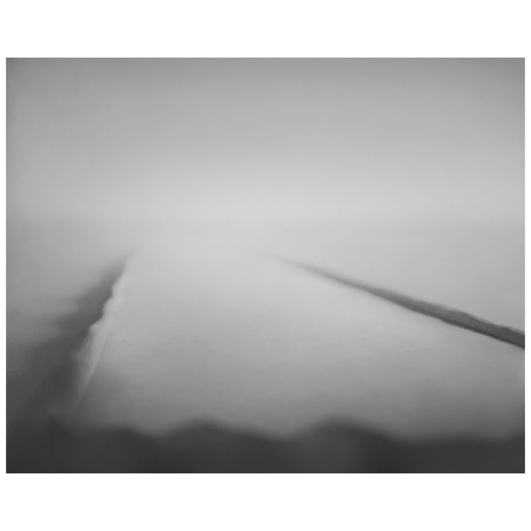 U.T. (Sonate) #4, 2024, Archivinkjet-Print, Hahnem&uuml;hle-Barytpapier, 140 x 175 cm &copy; Nils Olav B&oslash;e

Sonata II &ndash; Architektur der Stille
In einer Welt der digitalen &Uuml;berreizung und kristallklarer Bilder setzt der norwegische K