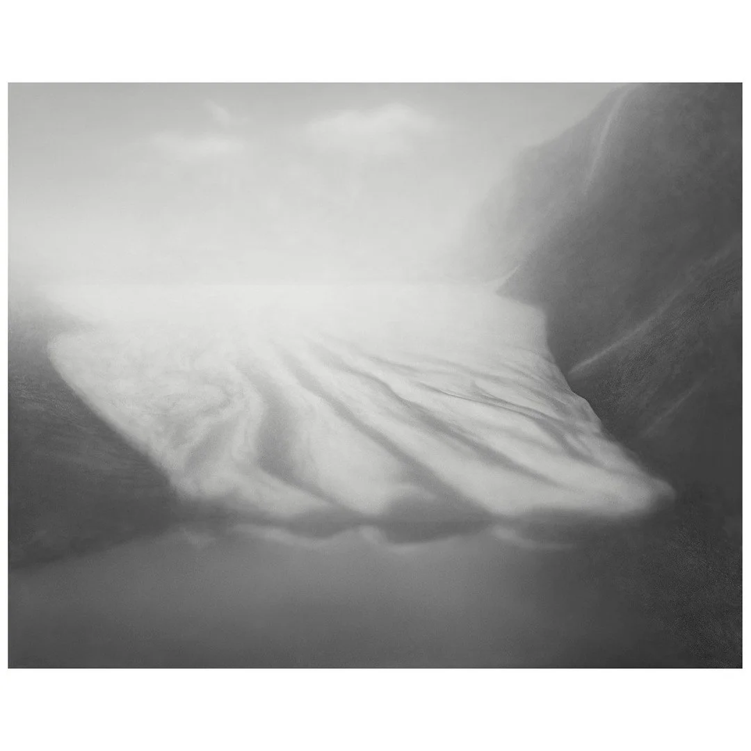 U.T. (Sonate) #12, 2023-25, Archivinkjet-Print, Hahnem&uuml;hle-Barytpapier, 76 x 95 cm &copy; Nils Olav B&oslash;e

Sonata II &ndash; Architektur der Stille
In einer Welt der digitalen &Uuml;berreizung und kristallklarer Bilder setzt der norwegische