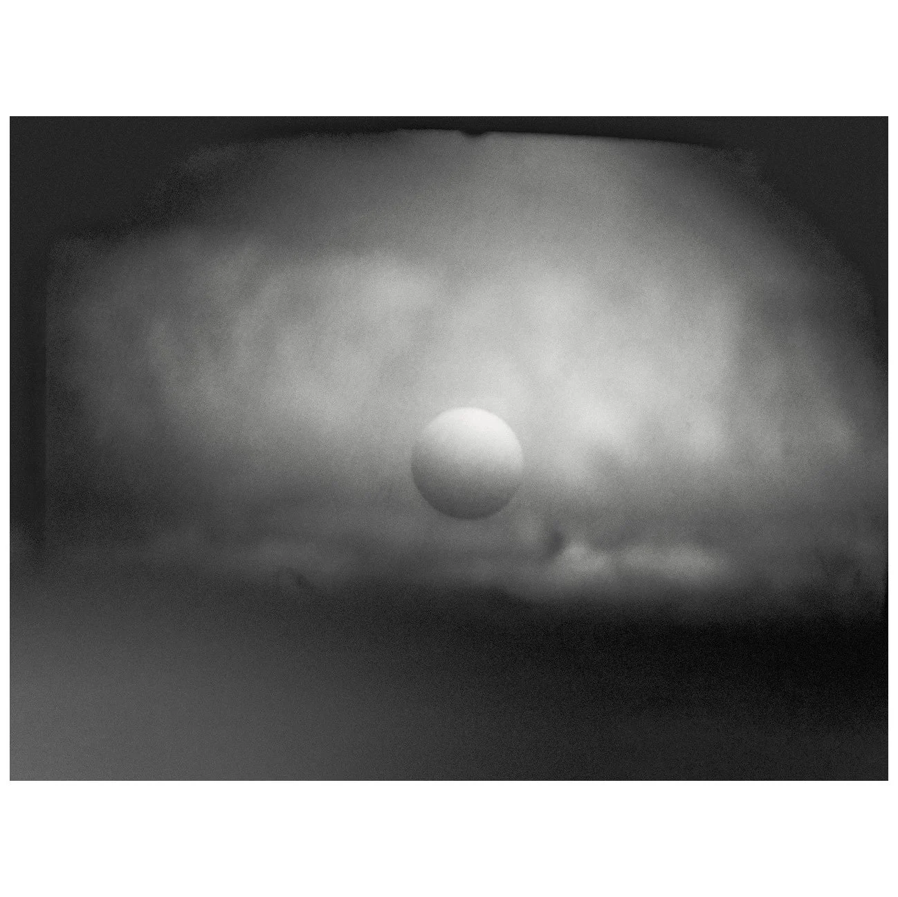 U.T. 11, 2025, Archivinkjet-Print, Hahnem&uuml;hle-Barytpapier, 17 x 22 cm &copy; Nils Olav B&oslash;e

Sonata II &ndash; Architektur der Stille
In einer Welt der digitalen &Uuml;berreizung und kristallklarer Bilder setzt der norwegische K&uuml;nstle