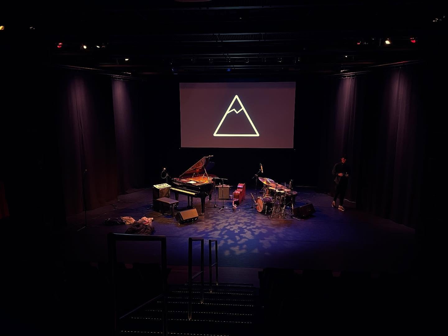 Tour dump! An excellent few days travelling and playing music with @alasdairpennington and @teddywishart. Thanks to everyone that came out and made it super special. Special thanks to @lothar_otten , everyone at @la_gare_le_gore and the incredible Do