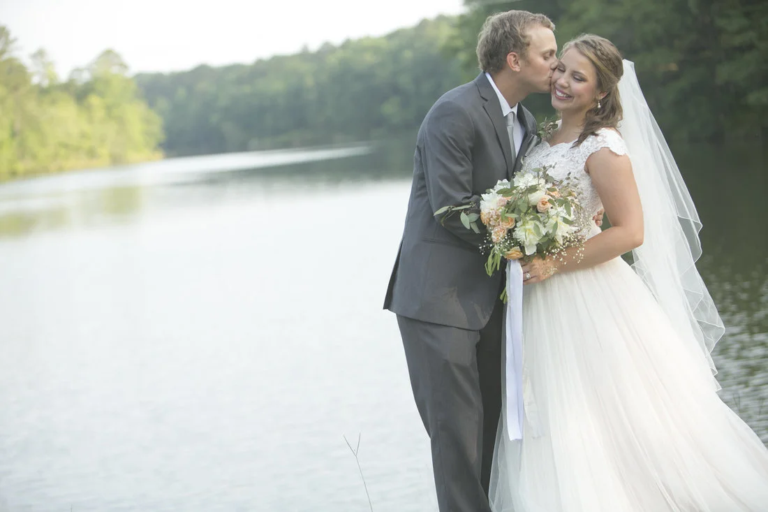 bride and groom pictures by a lake.jpg