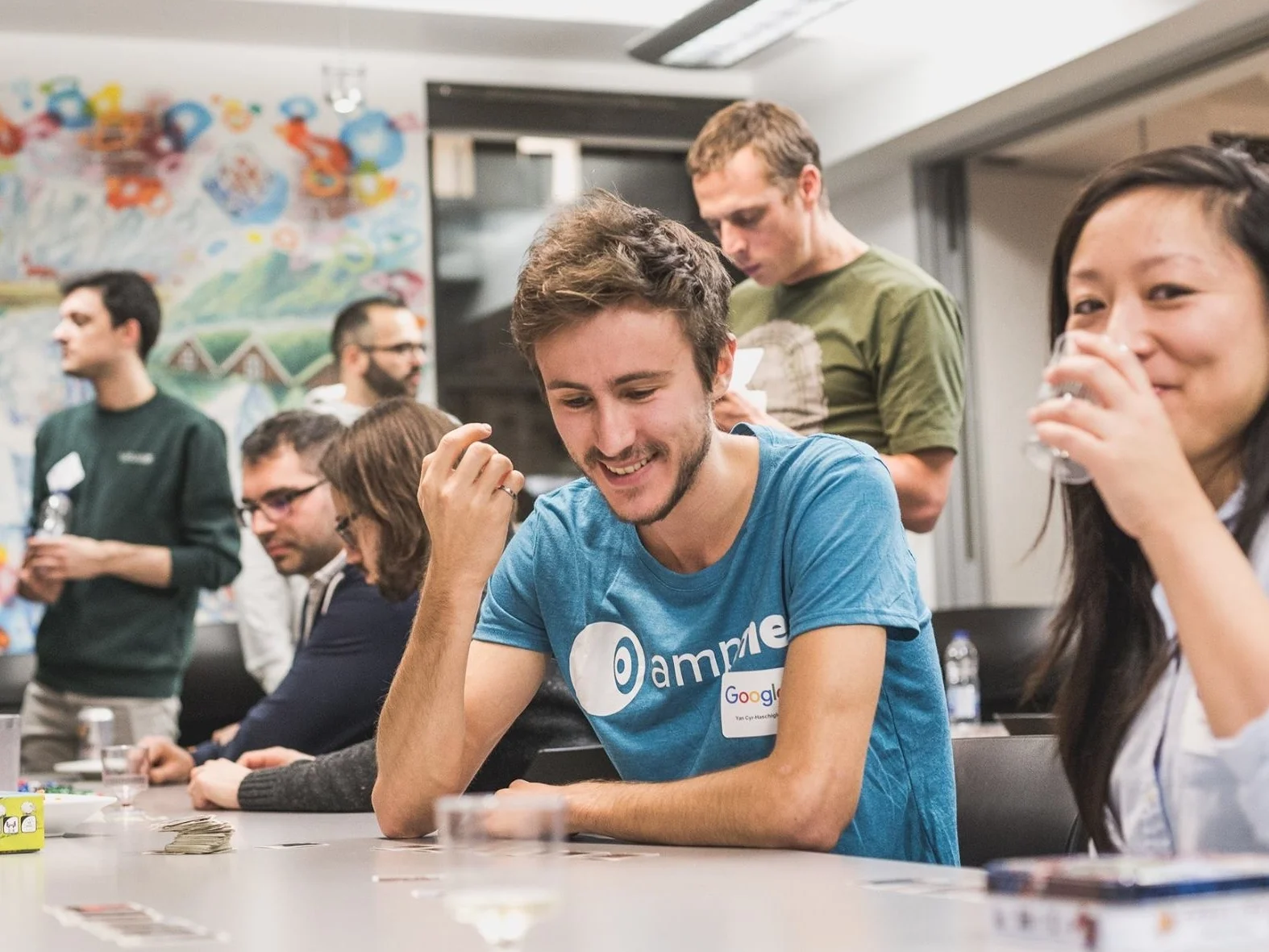 Soirée Jeux chez Google 120 des plus grands de la tech montréalaise se sont mesurés les uns aux autres lors de la première Soirée Jeux de TechAide, animée par le Randolph. Encore bravo aux 5 meilleures équipes de la soirée ; AmpMe, Diagram, Square Enix, LANDR et Carebook !