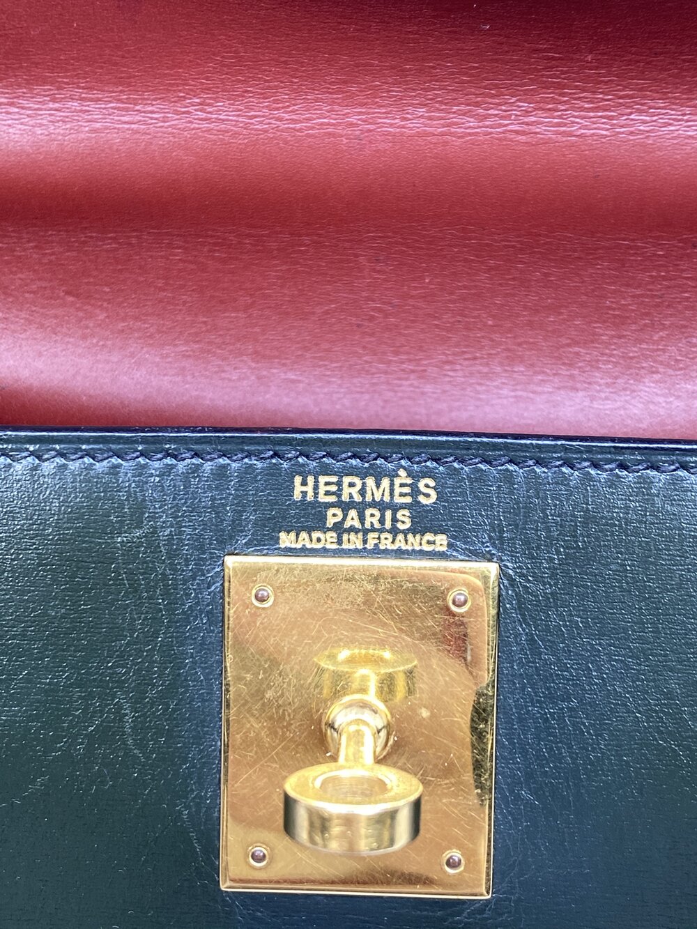 Kelly 28 Rouge Box Calfskin Gold Plated V Stamp