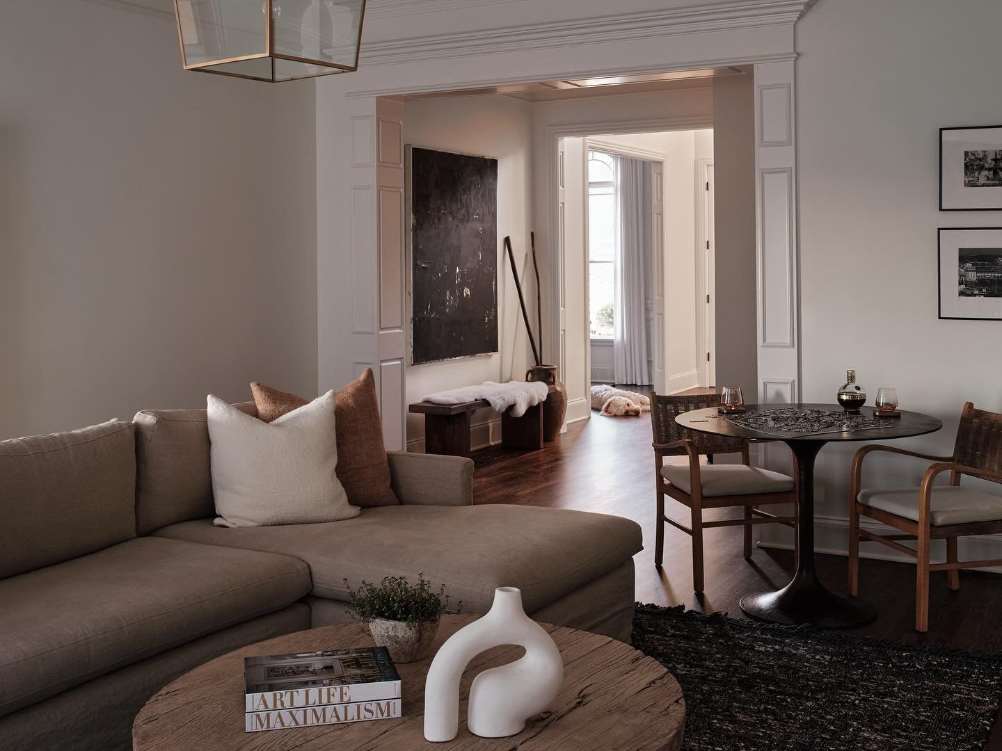 happy friday, friends!! I love helping clients reimagine their spaces to make them as cozy and functional as possible, puzzle tables included!
design:: @mitzimaynard 
📷:: @josephgbradshaw 

#bringingitalytospain #interior #makingahouseahome