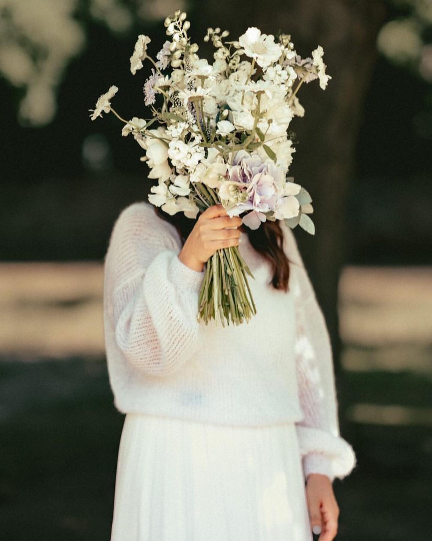 Real Bride ✨ #weddingwednesday #yambride 

Swipe for our stunning Mr &amp; Mrs 🤍 #civilweddinglook at its best! 

Book your appointment online and find your wedding-dress or courthouse look @youaremainbridal 

We cant wait to see you shine in your w