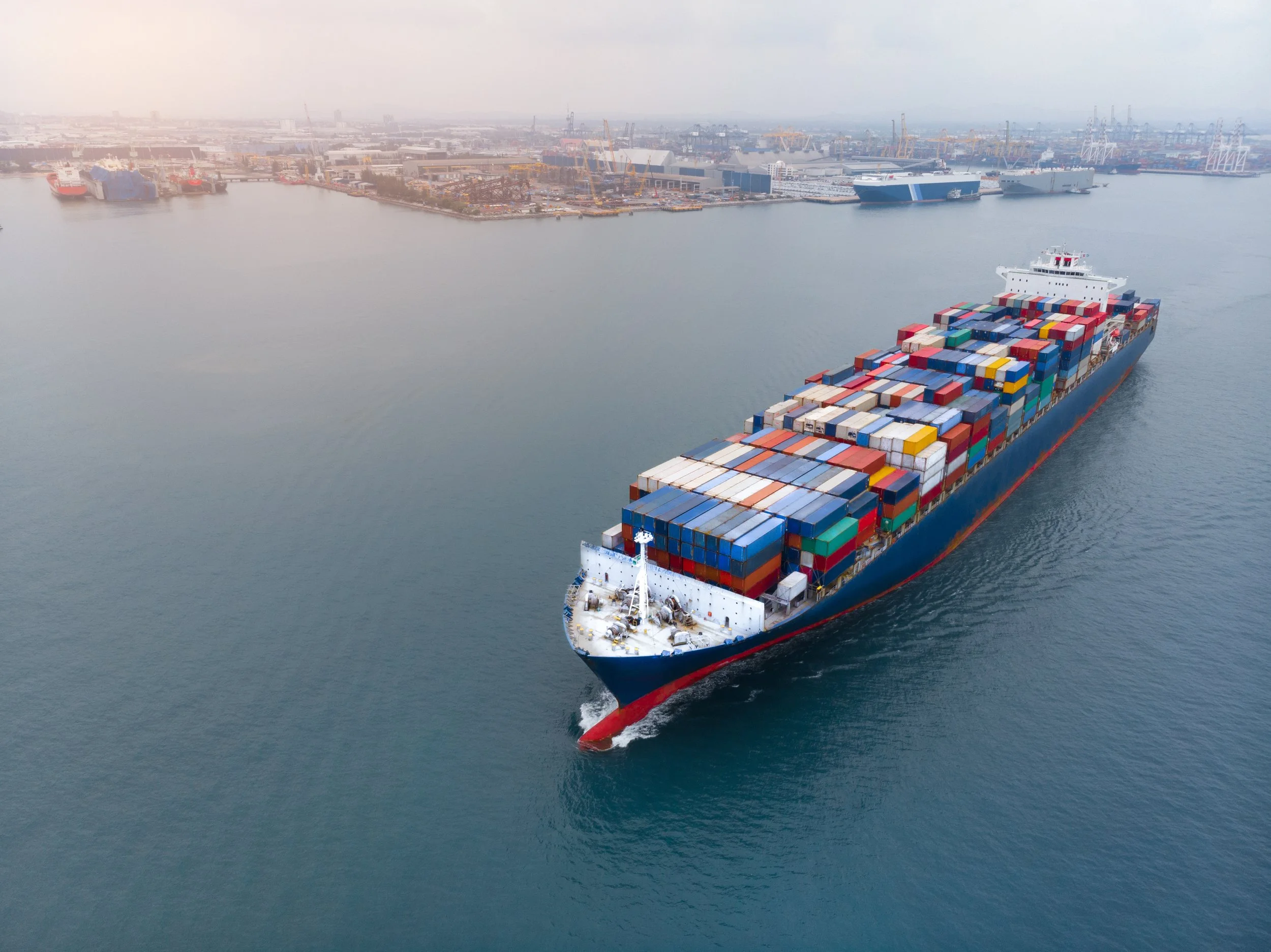 container-ship-sailing-in-the-ocean-near-city-2026-03-17-05-07-20-utc.jpg