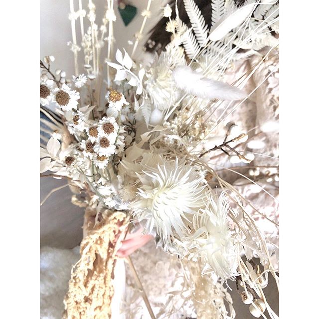 An ethereal, angelic bouquet of all dried flowers, foliage, seedpods, and mushrooms. 🌾🍂🍄✨🕊 I could get lost in all those little intricacies and textures.
