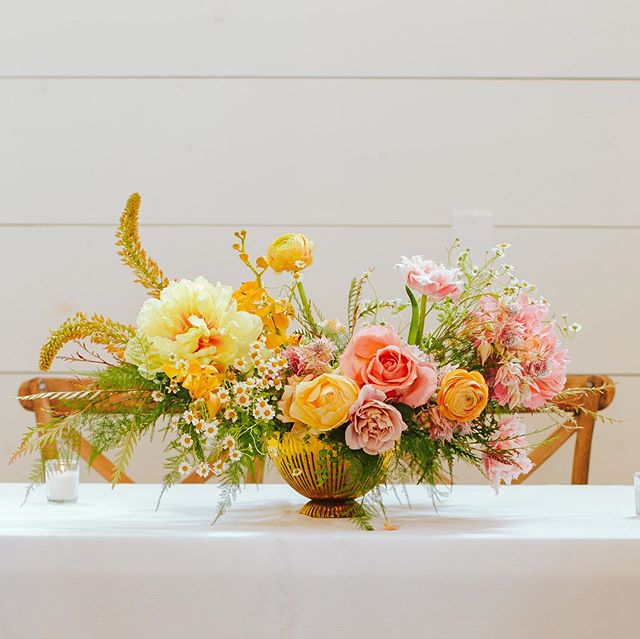 All the sorbet flowers! 🍧 I&rsquo;ve been so happy to see brides embracing c o l o r this season and *hope* the trend continues. My personal favorite wedding colors? Champagne and apricot for spring and summer; chocolate and russet or scarlet for wi
