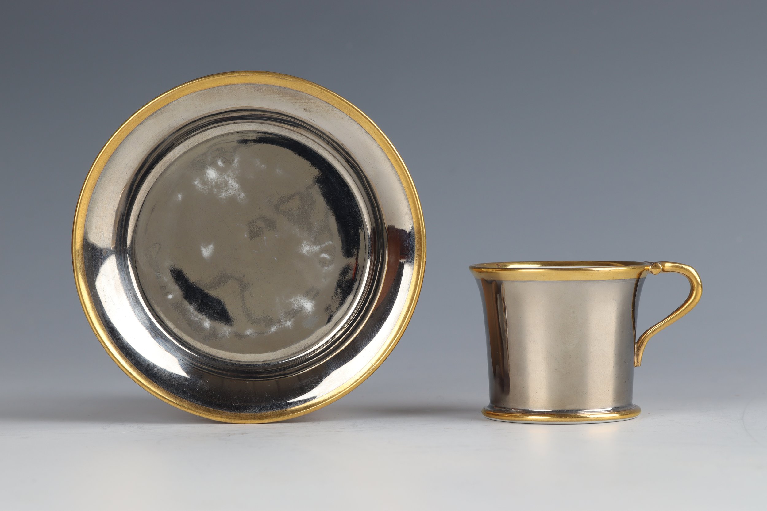 Sèvres tasse et soucoupe de déjeuner d’enfant fond platine, 1822